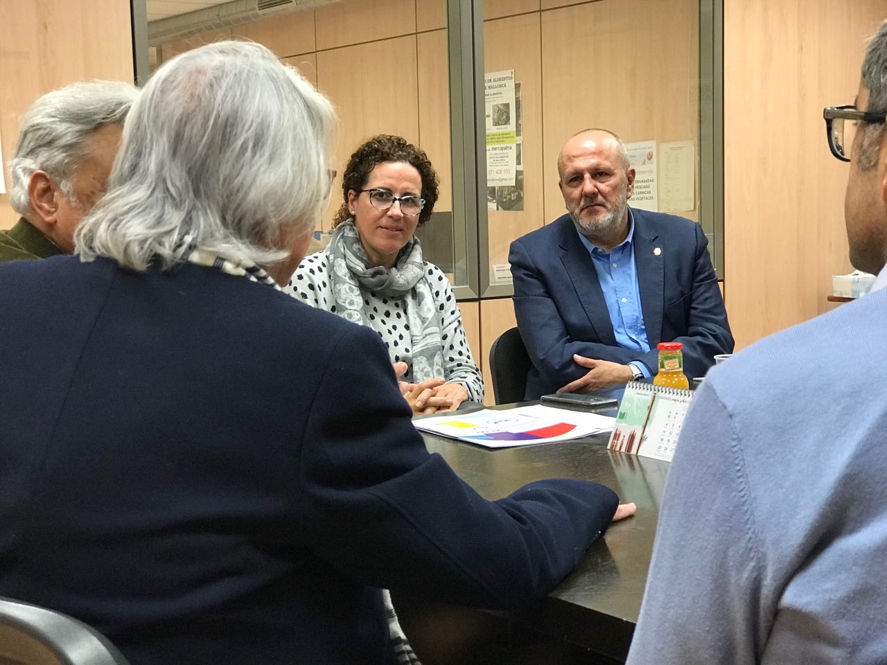 La presidenta de l'IMAS, Margalida Puigserver i el president del Consell, Miquel Ensenyat, durant la reunió