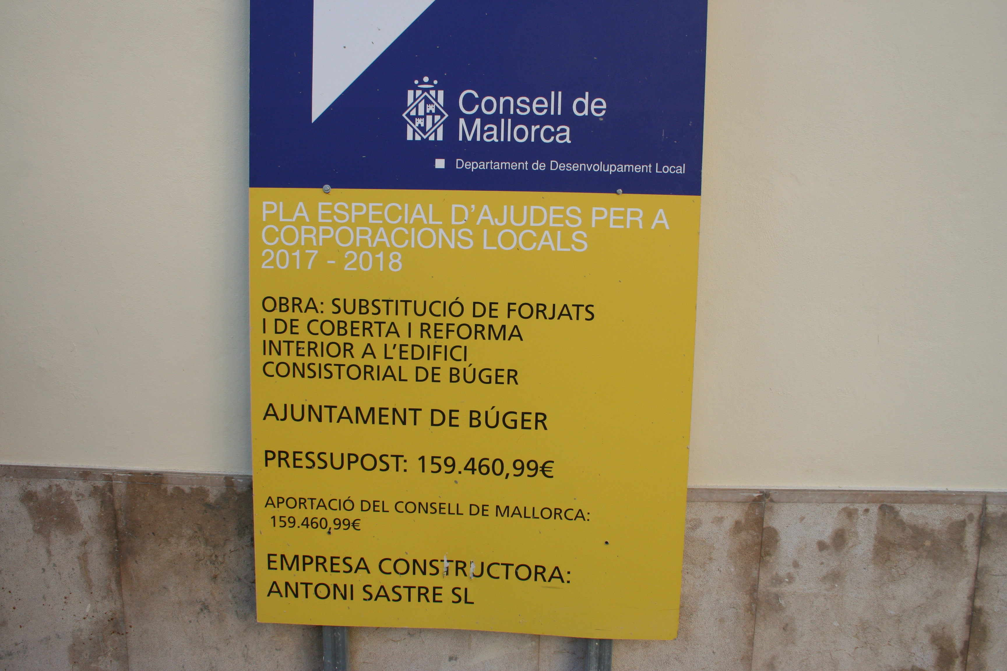 Imatge del cartell de les obres a la façana de l'ajuntament