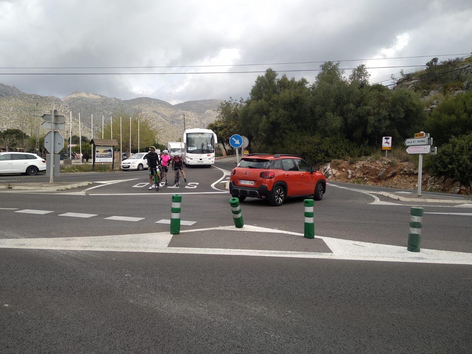 La intersecció d'entrada a la carretera de Cala Sant Vicenç
