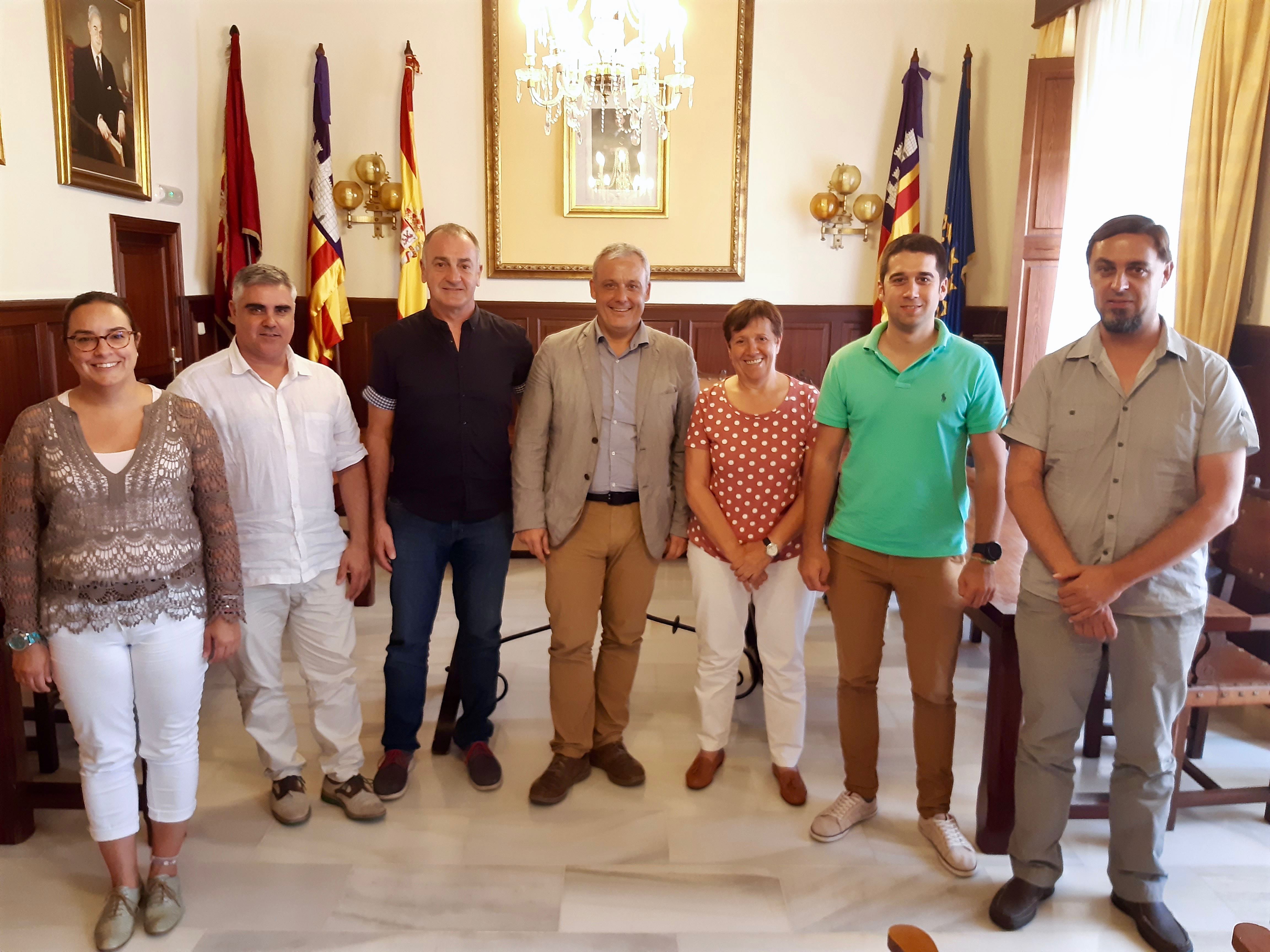 El conseller ejecutivo Jaume Alzamora con la alcaldesa Maria Pons i representantes del Ajuntament de Santanyí