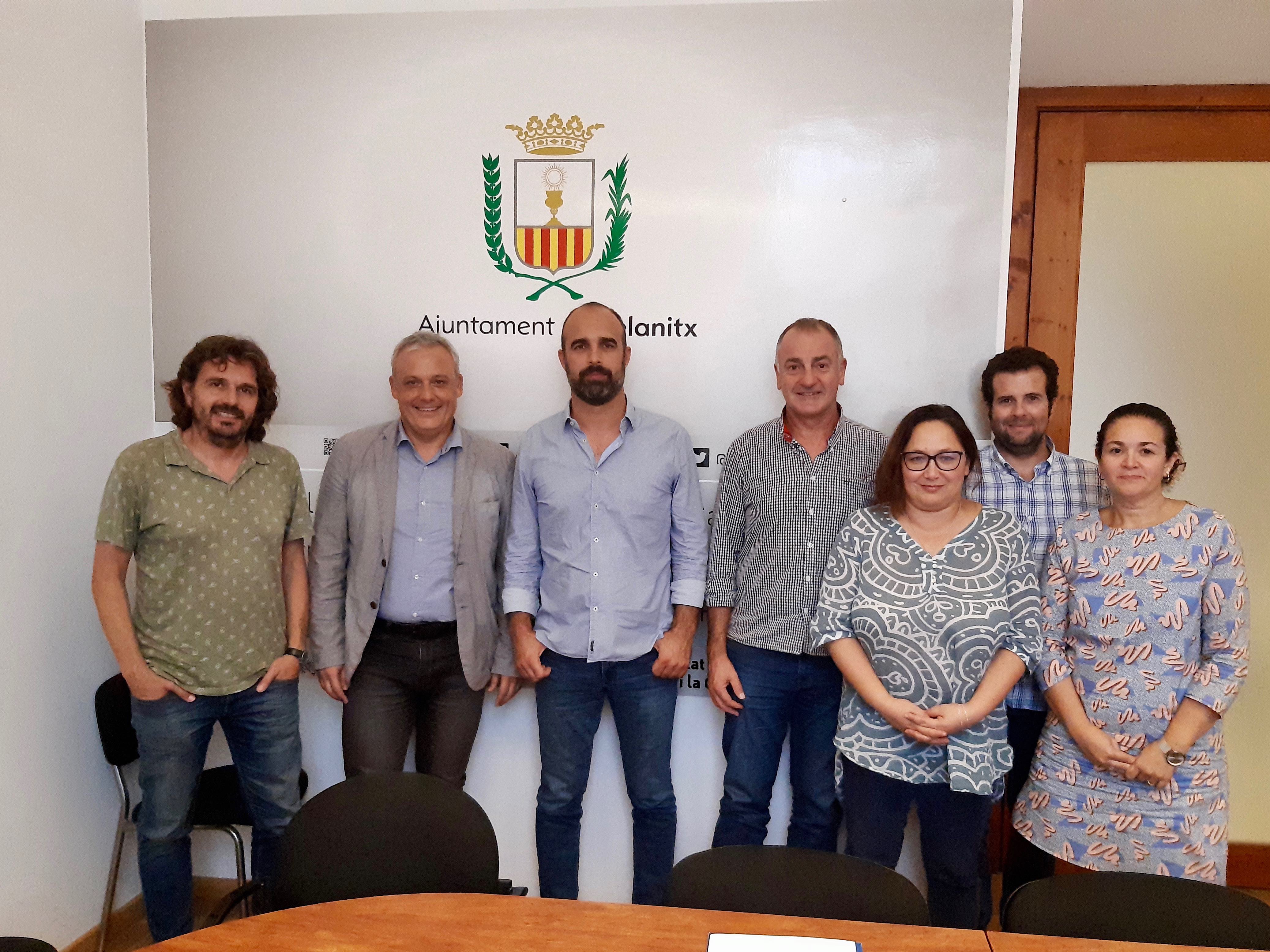 Jaume Alzamora i Jaume Tomàs, del Departament de Promoció Econòmica i Desenvolupament Local, amb representants de l'Ajuntament de Felanitx, encapçalats pel batle Jaume Monserrat.