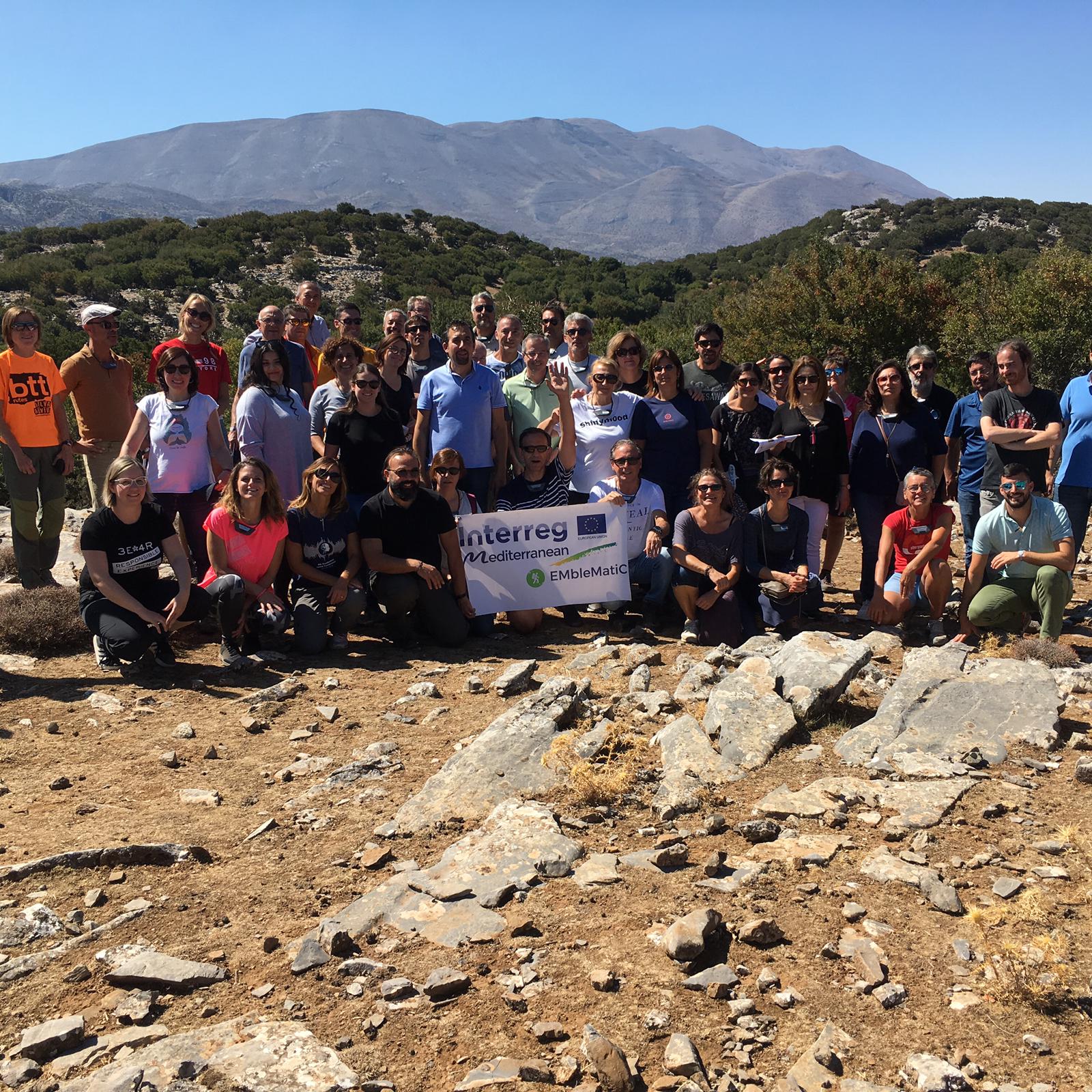 Els participants al Congrés EMbleMtiC amb la muntanya Psilitoris al darrera.