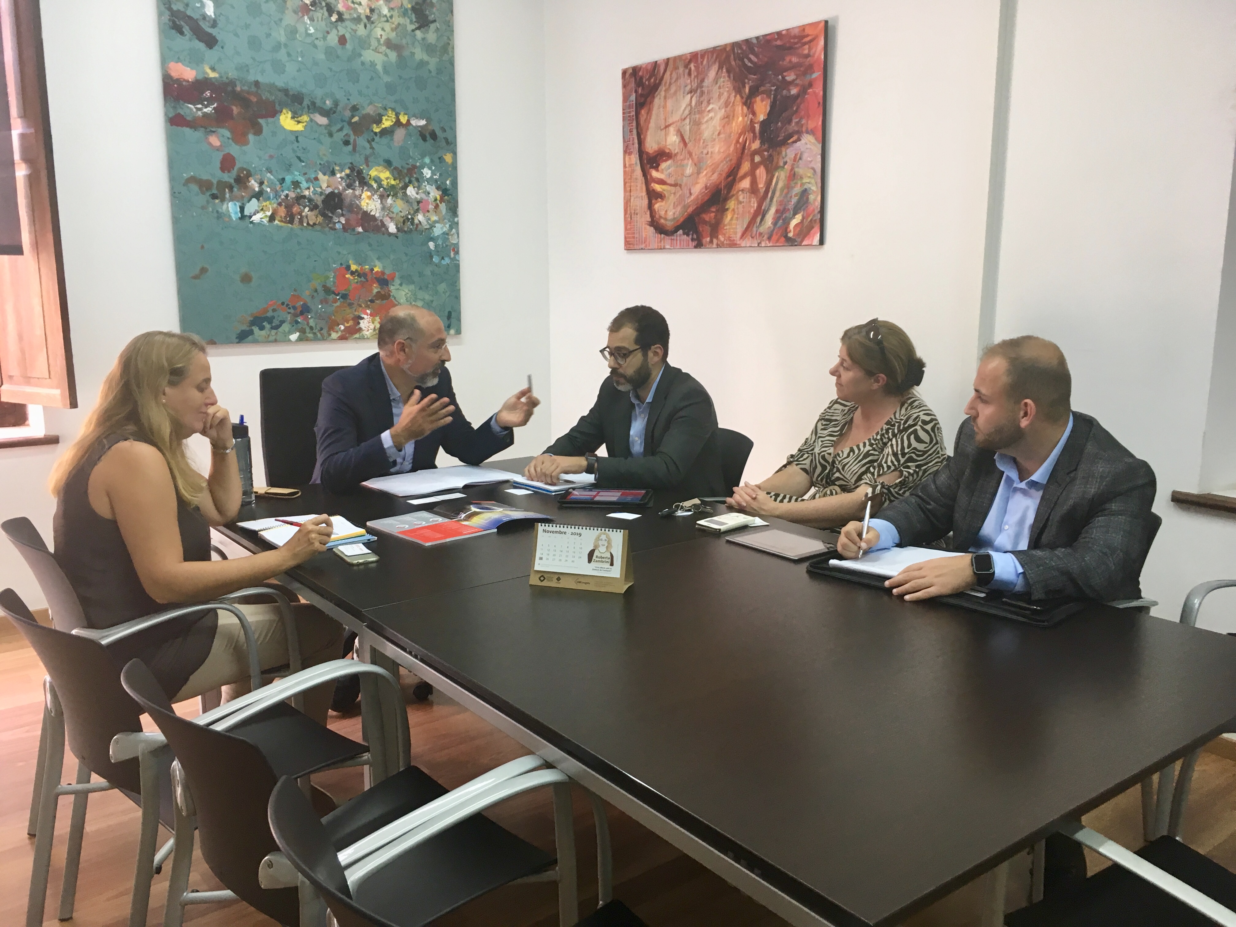 Reunió del conseller Serra i la directora insular de Turisme, Lucía Escribano, i representants de Jet2.