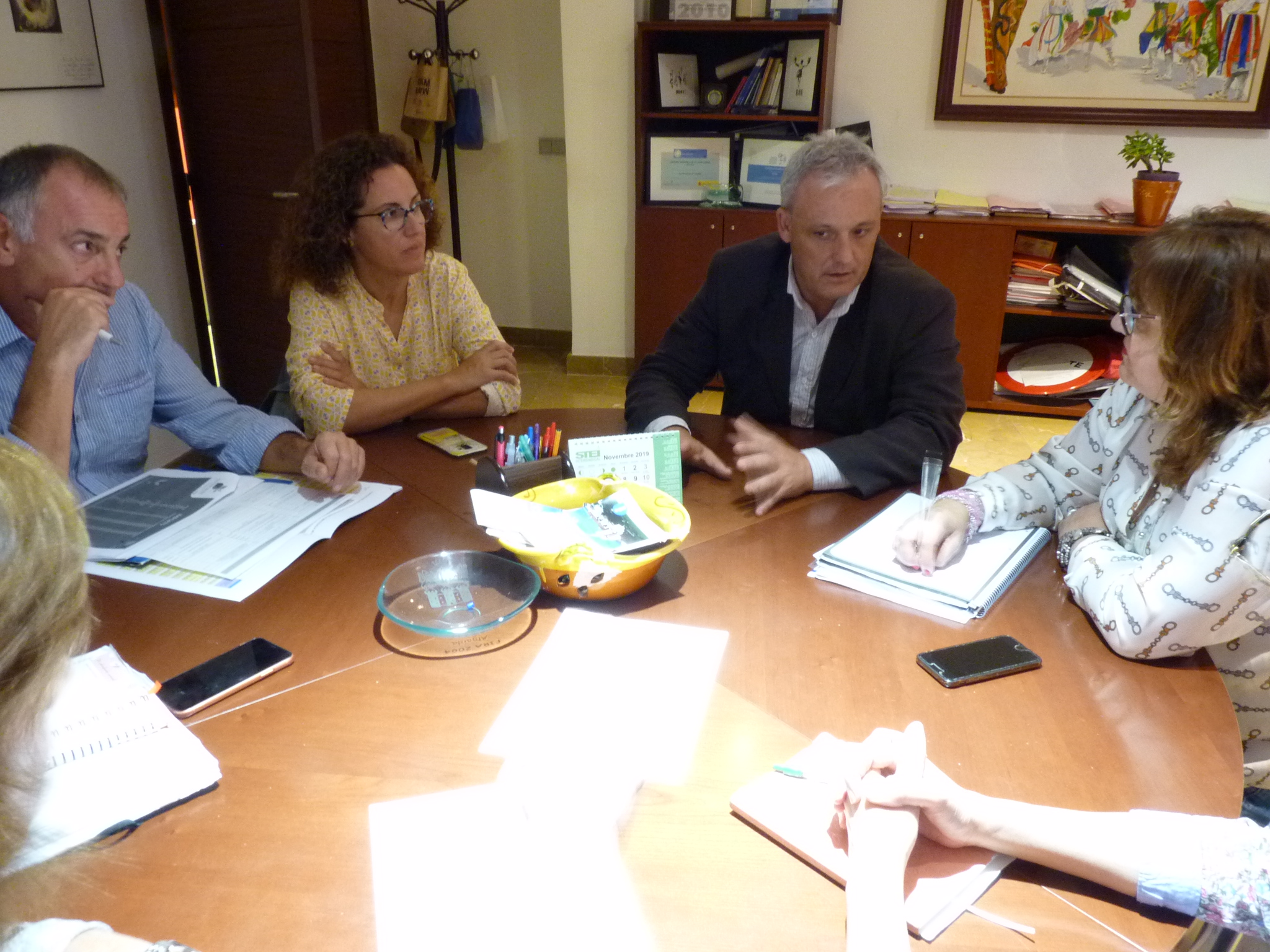 Moment de la reunió del conseller Alzamora amb la batlessa d'Algaida, Maria Antònia Mulet, i la tinent de batlessa, Margalida Puigserver.