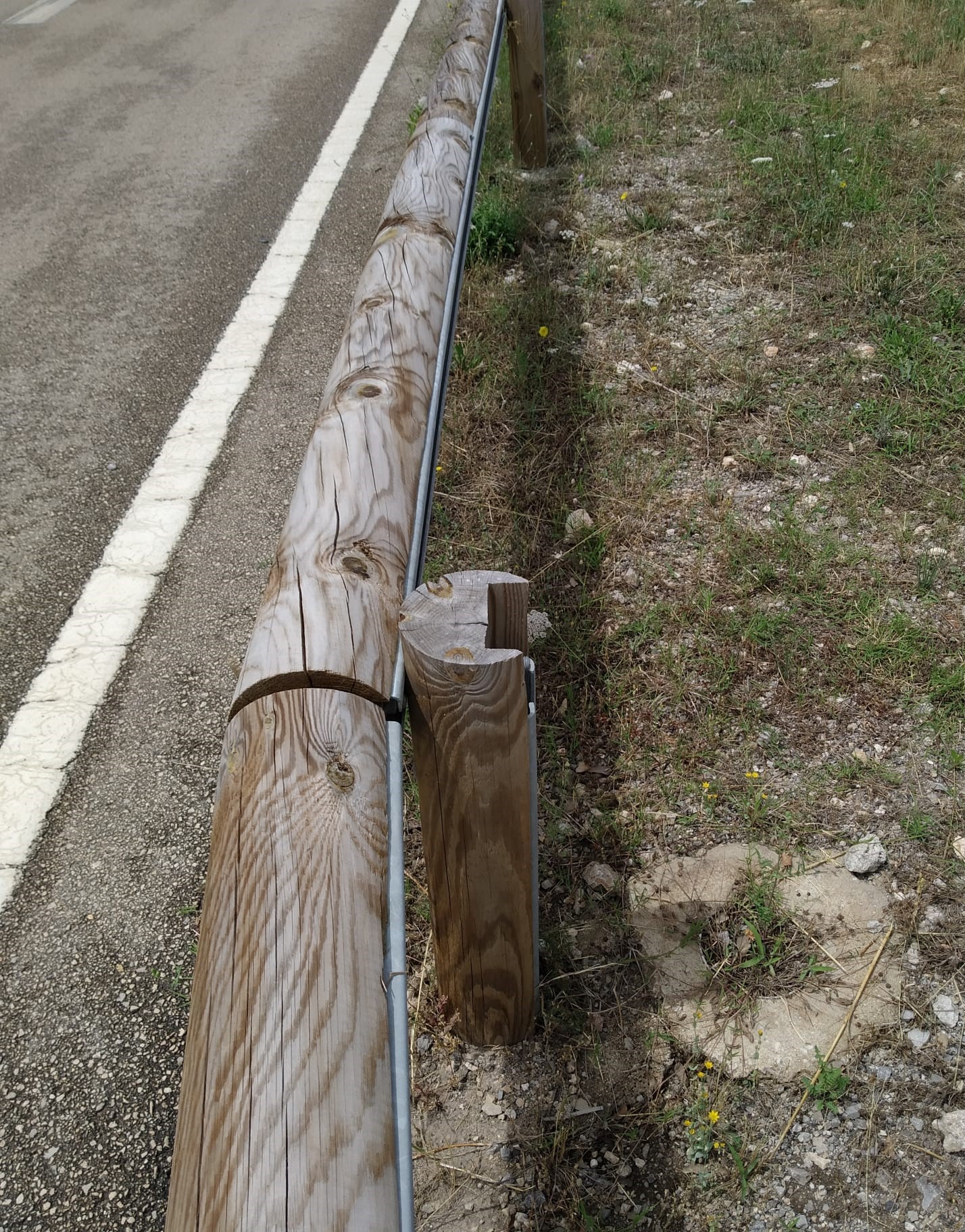 Es col·locaran barreres de fusta i s’instal·larà senyalització horitzontal i vertical advertint de la prohibició d’aturar i aparcar en un total de 4 quilòmetres.