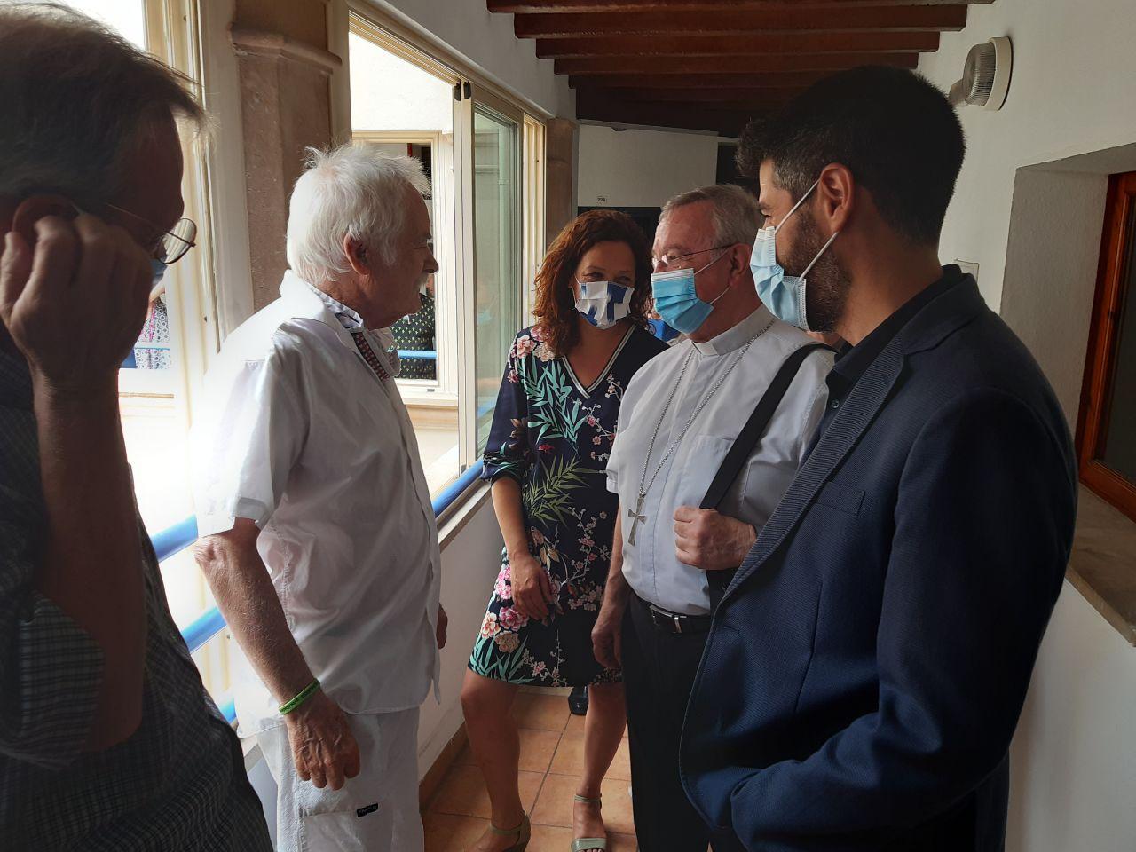 La presidenta del Consell de Mallorca, el president de l'IMAS i el bisbe de Malloca visiten el centre d'inclusió social Casa de Família