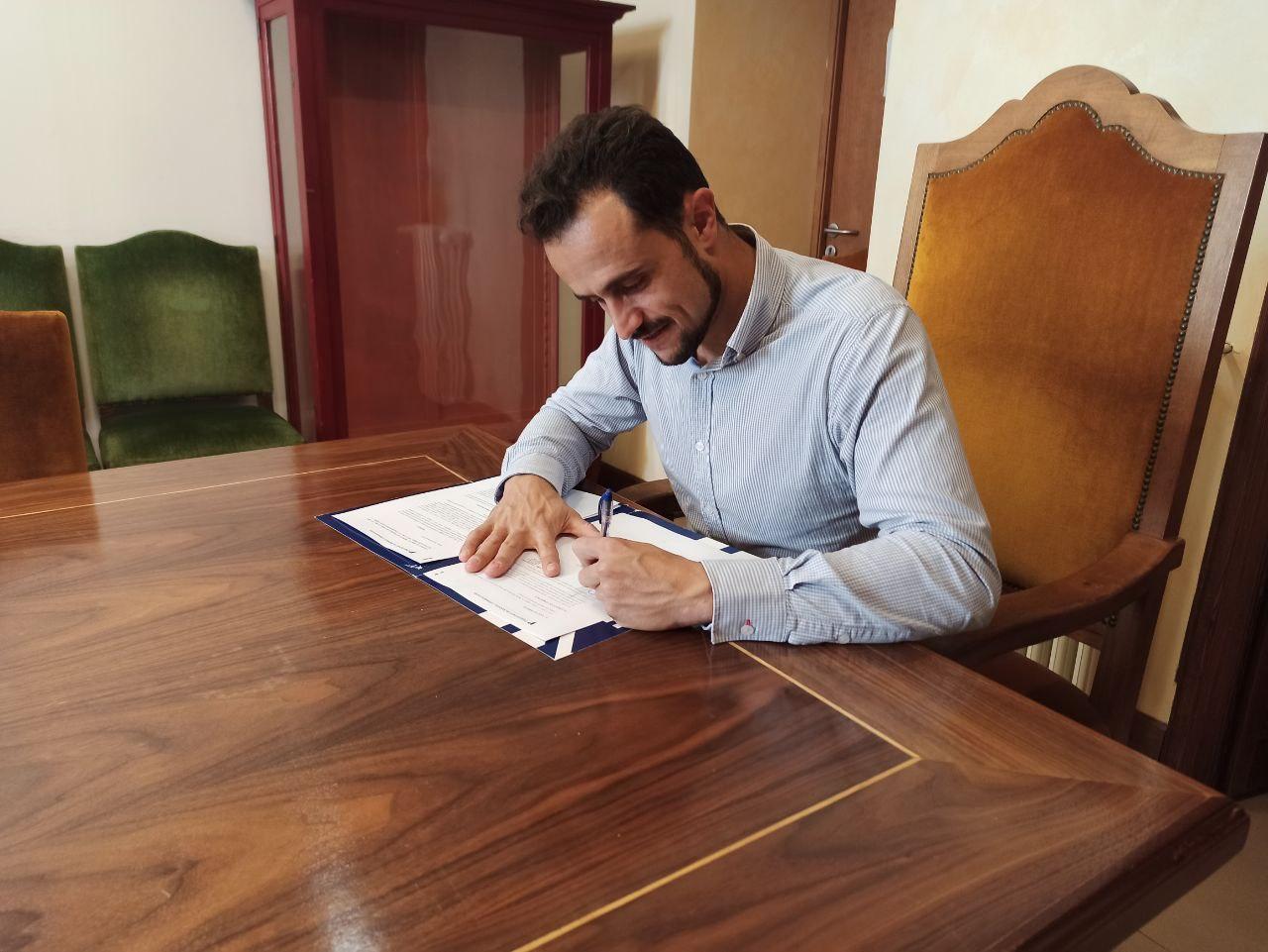 El conseller de Mobilitat i Infraestructures, Iván Sevillano, signa el contracte del projecte del carril bici a Son Espases