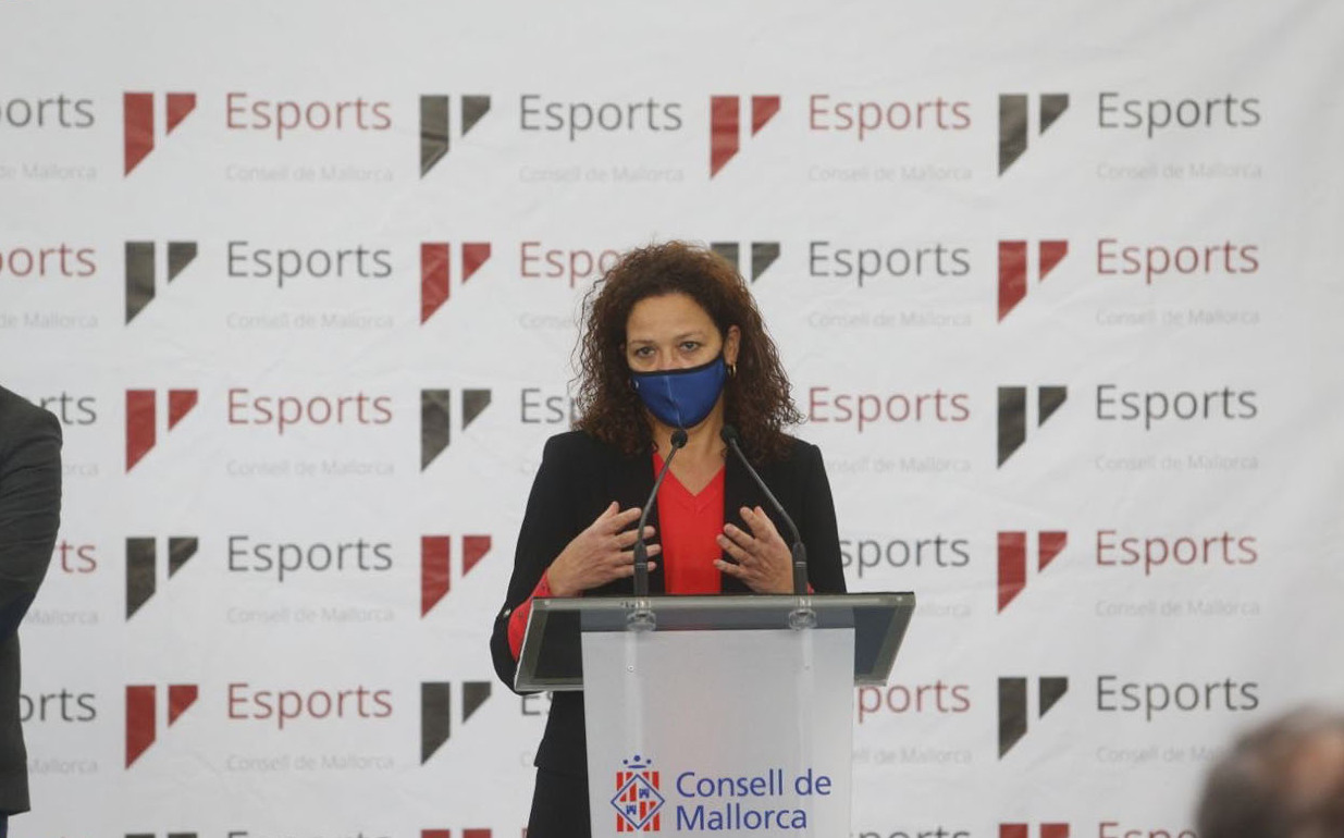 La presidenta del Consell de Mallorca, Catalina Cladera,durant la trobada amb els representants de 34 federacions esportives mallorquines al Poliesportiu Sant Ferran