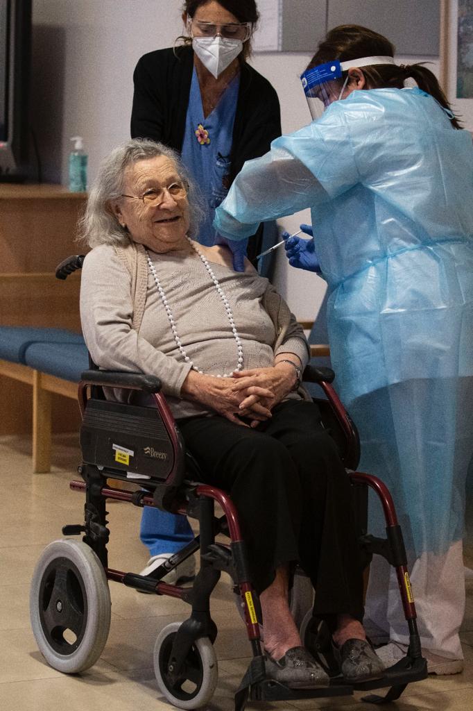 Avelina Serrano, de 94 anys, primera persona vacunada de COVID- 19 a les Illes Balears.