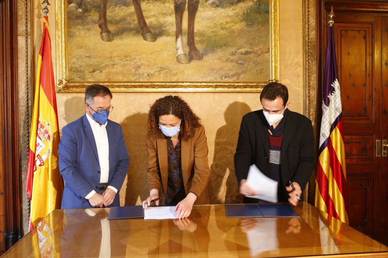 Signatura de l'adhesió del Consell al Consorci de Transports de Mallorca.