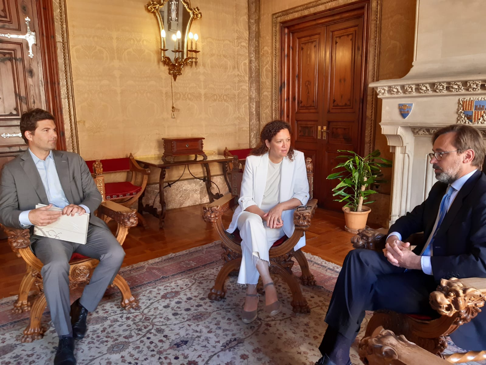 La presidenta Cladera con el cónsul de Italia, Emanuele Manzitti.