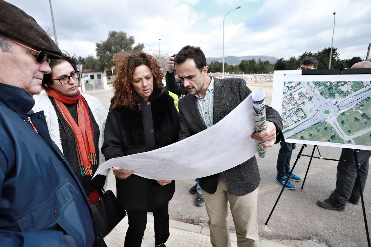 La presidenta Cladera i el conseller Sevillano amb el mapa de les actuacions 