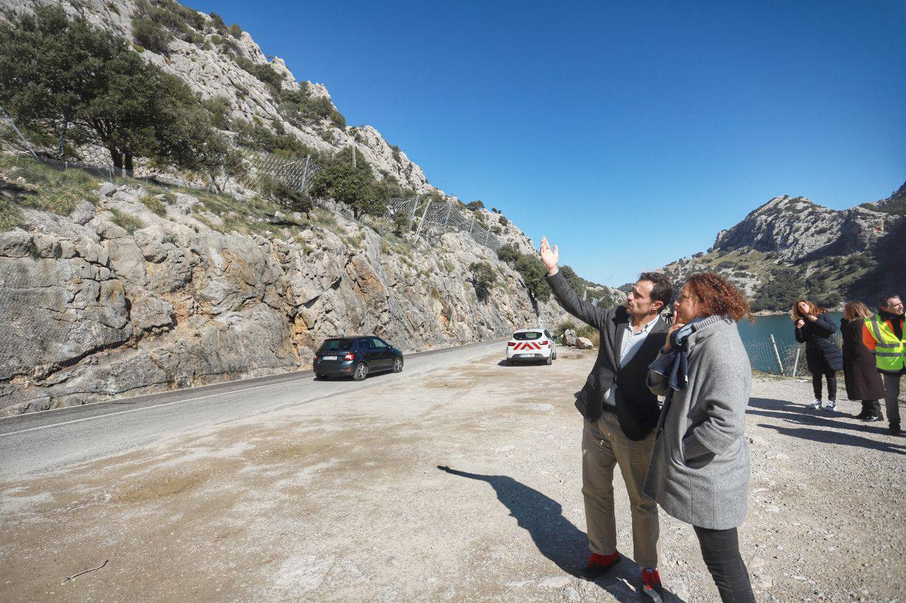 La presidenta Catalina Cladera i el conseller Iván Sevillano han visitat el final d'obres dels talussos del Gorg Blau