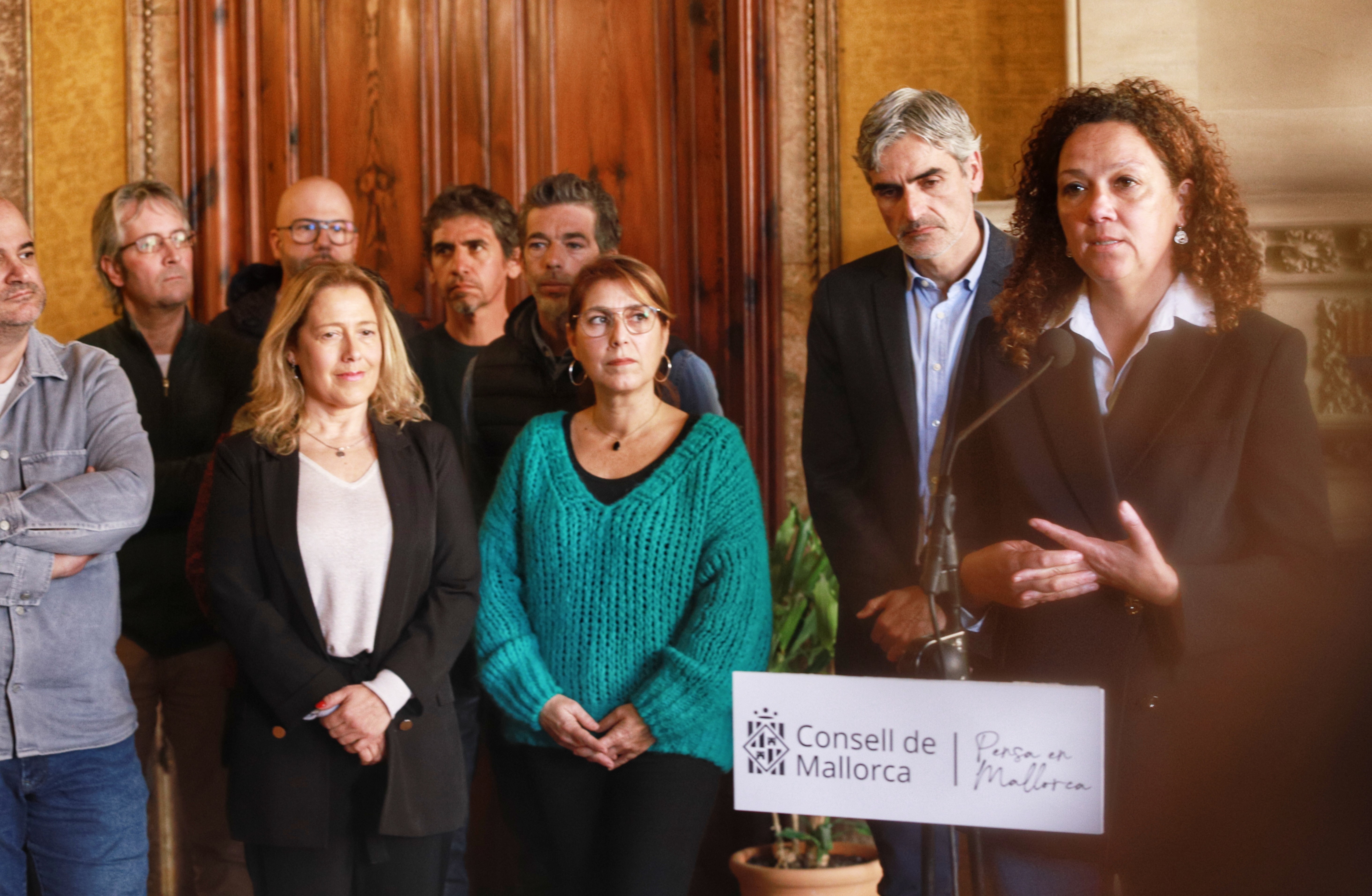 La presidenta del Consell de Mallorca, Catalina Cladera, explicant l'acord