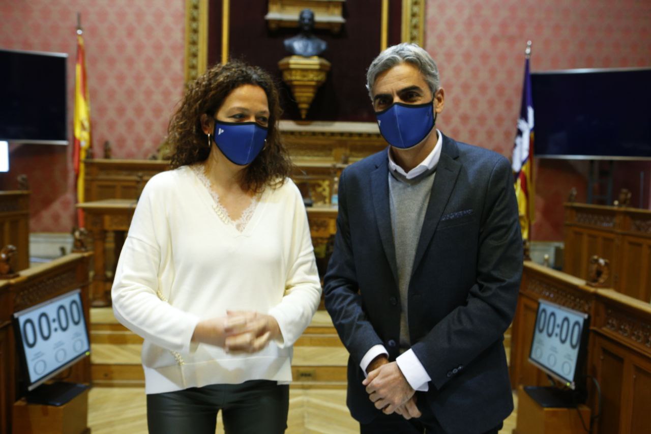 La presidenta del Consell de Mallorca, Catalina Cladera i el conseller d'Hisenda, Josep Lluís Colom.