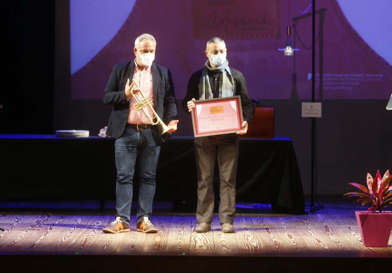 Premi Producte Artesà i Disseny Mallorca 2021 per al mestre artesà Diego Piñeiro i la seva trompeta artesanal. 