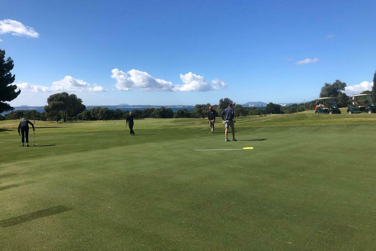 Els participants jugant a golf a un camp de Mallorca