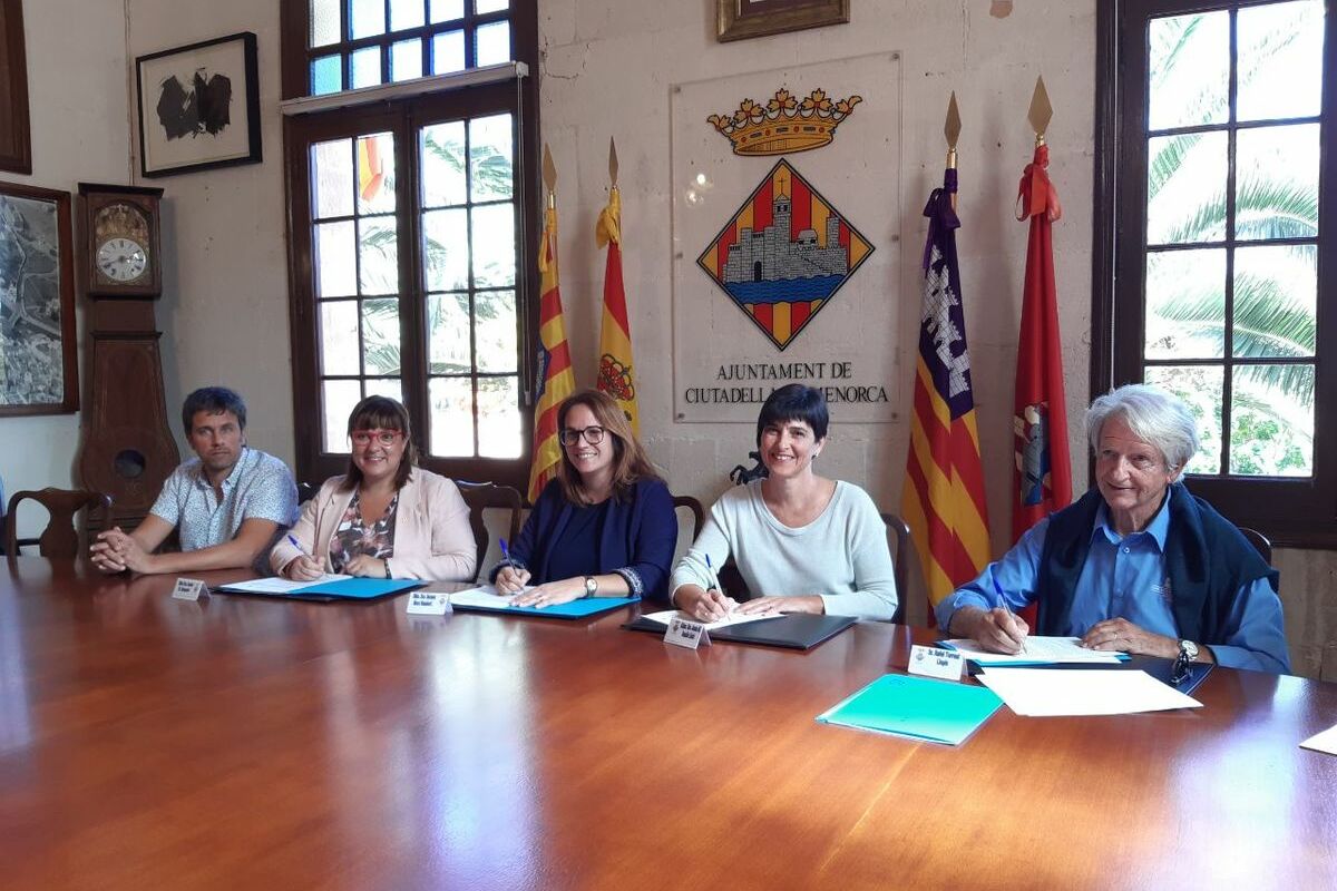 Signatura del conveni de cessió de la barca de bou Valldemossa al Museu de Mallorca.
