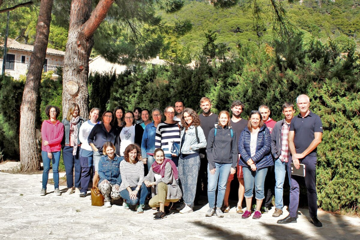 Los maestros y profesores que han participado en el encuentro de aprendizaje servicio en la Serra de Tramuntana.