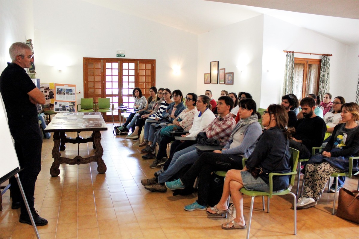 Una charla durante el encuentro de aprendizaje servicio en la Serra de Tramuntana.