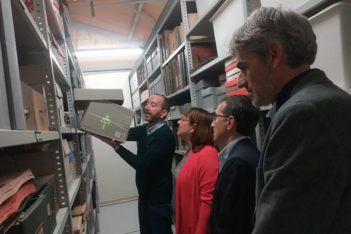 Els consellers visitant el fons audiovisual de la Fundació Sa Nostra Caixa de Balears.