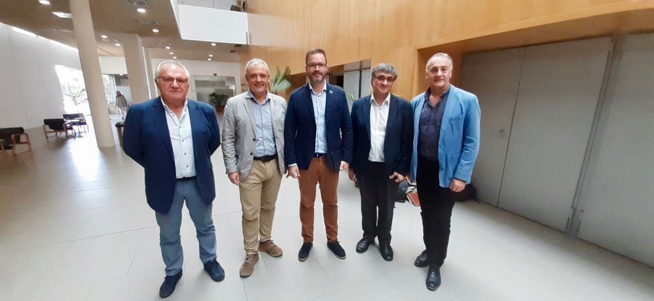 El conseller Jaume Alzamora y el director insular de Cooperación Local, Jaume Tomàs, con el alacalde de Palma, José Hila, y los regidores de Palma y Alcúdia.