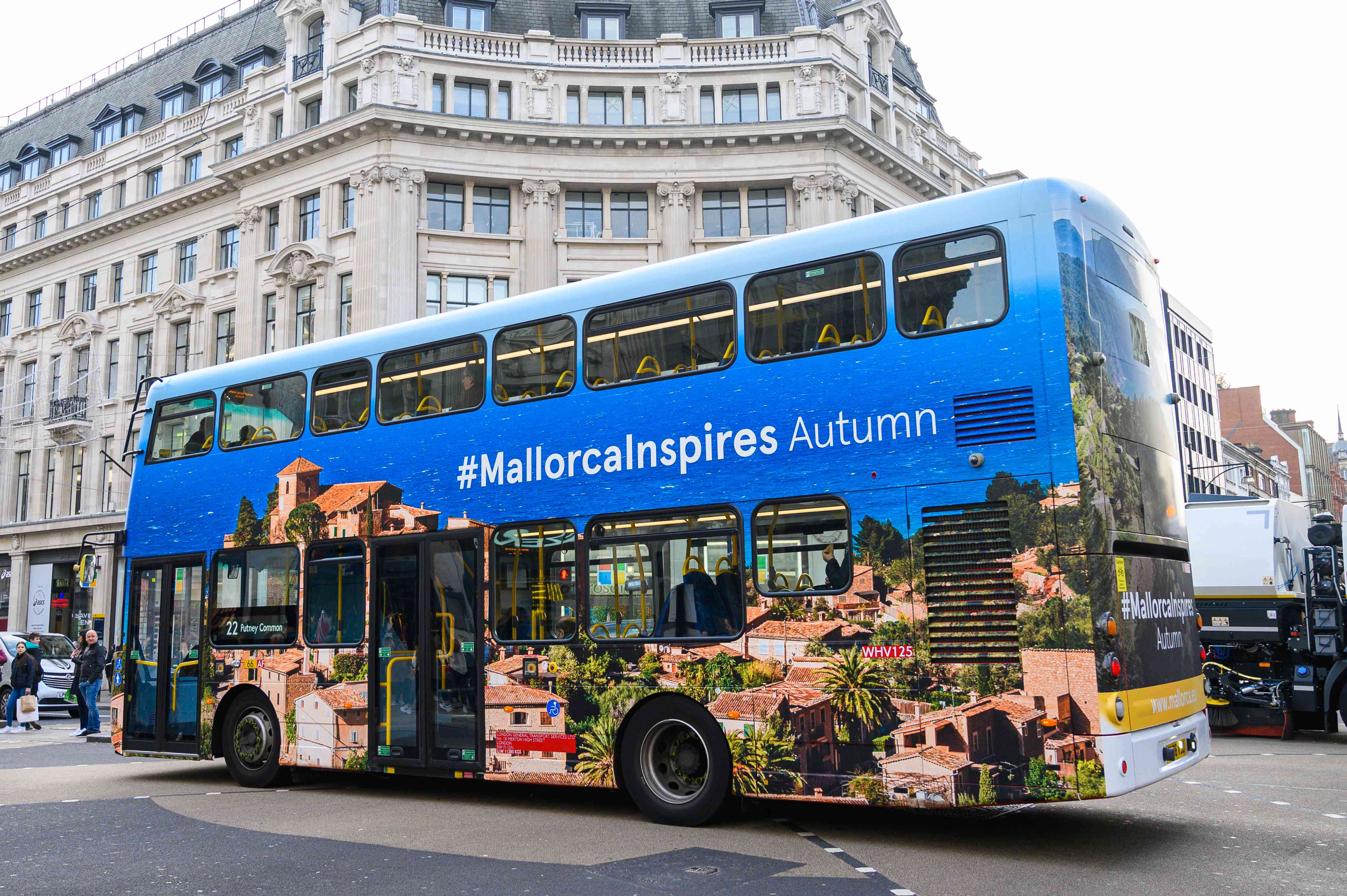 Bus de línia de Londres que convida a visitar Mallorca durant la tardor.
