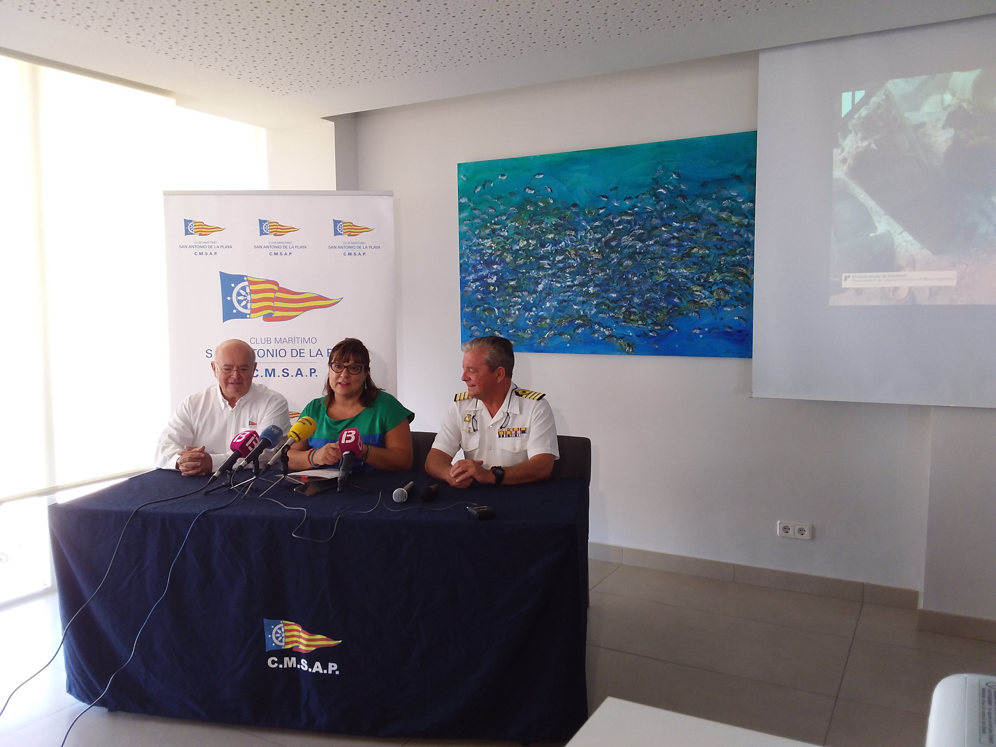 D'esquerra a dreta Jesús Comas, president del Club Marítim San Antonio de la Playa, Bel Busquets, consellera insular de Patrimoni, i Dámaso Berenguer, comandant del sector naval de Balears. 