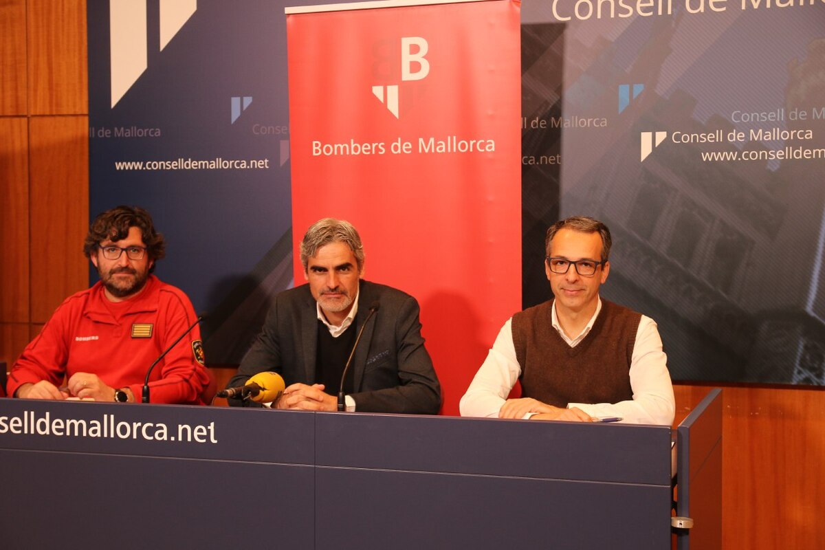 El conseller d’Hisenda i Funció Pública, Josep Lluís Colom, el director insular d’Emergències, Xisco López, y el cap de Servei dels Bombers de Mallorca, Pedro Ladaria.