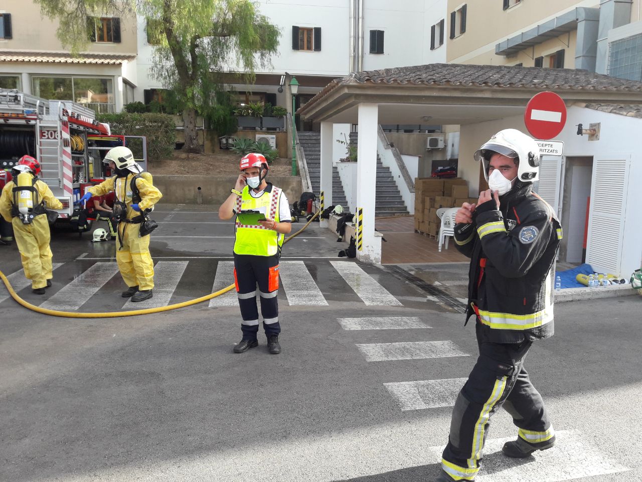 Els Bombers de Mallorca actuant a l'incendi a la residència municipal de Calvià.