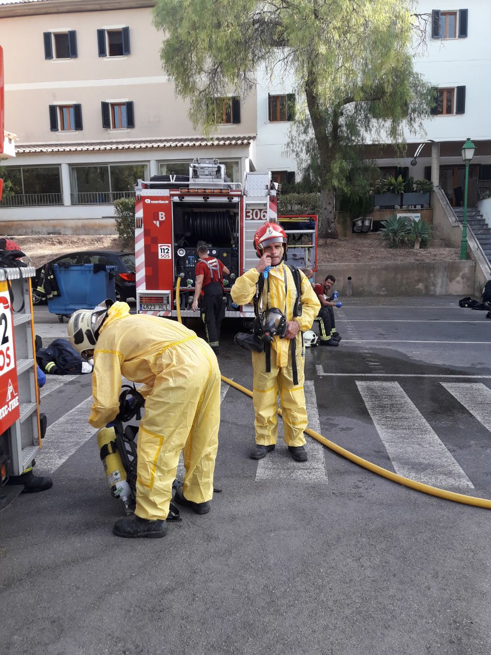 Los Bombers de Mallorca actuando en el incendio en la residencia municipal de Calvià. 