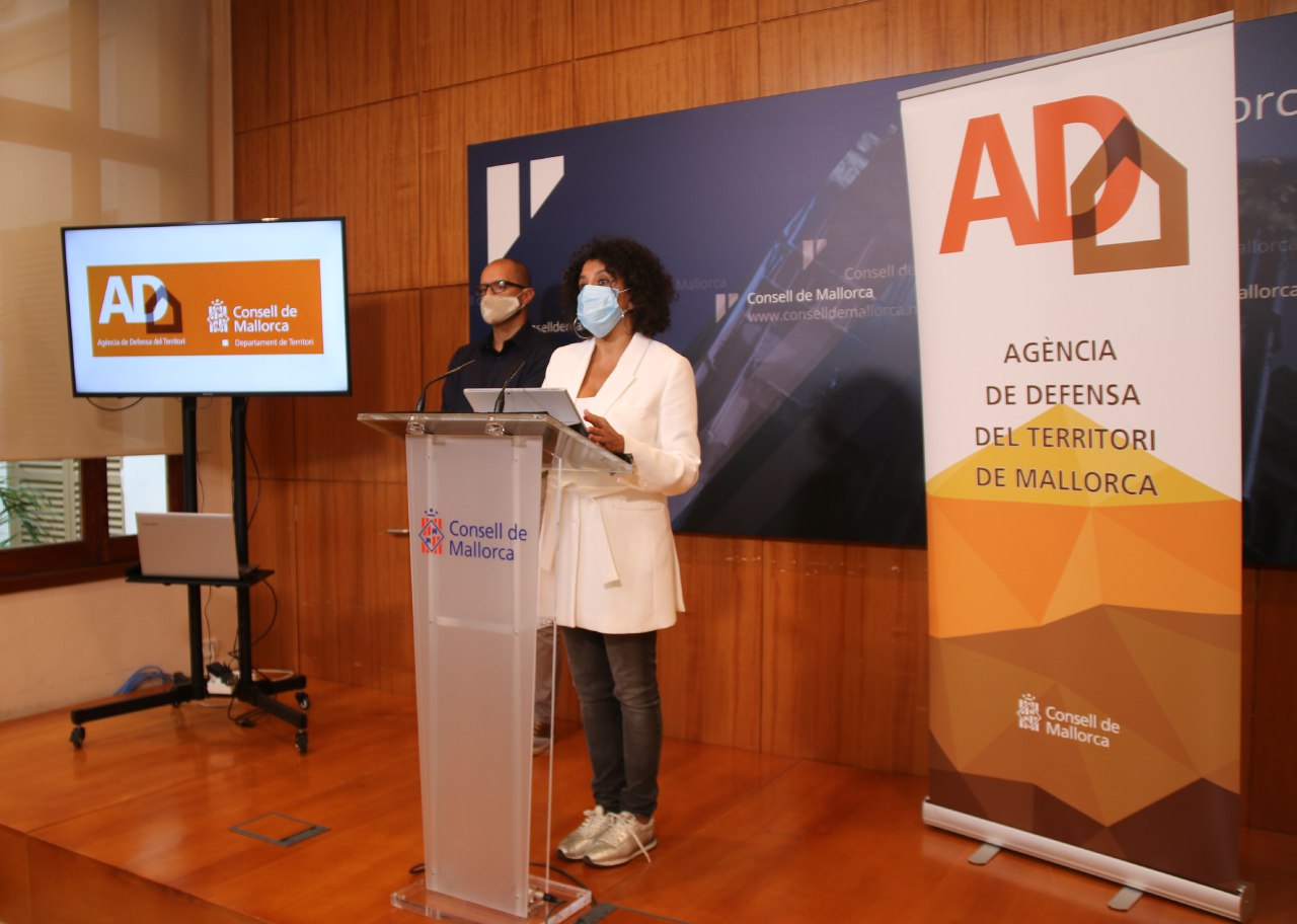 La consellera de Territori, Maria Antònia Garcías, durant la presentació de la memòria de l'ADT.