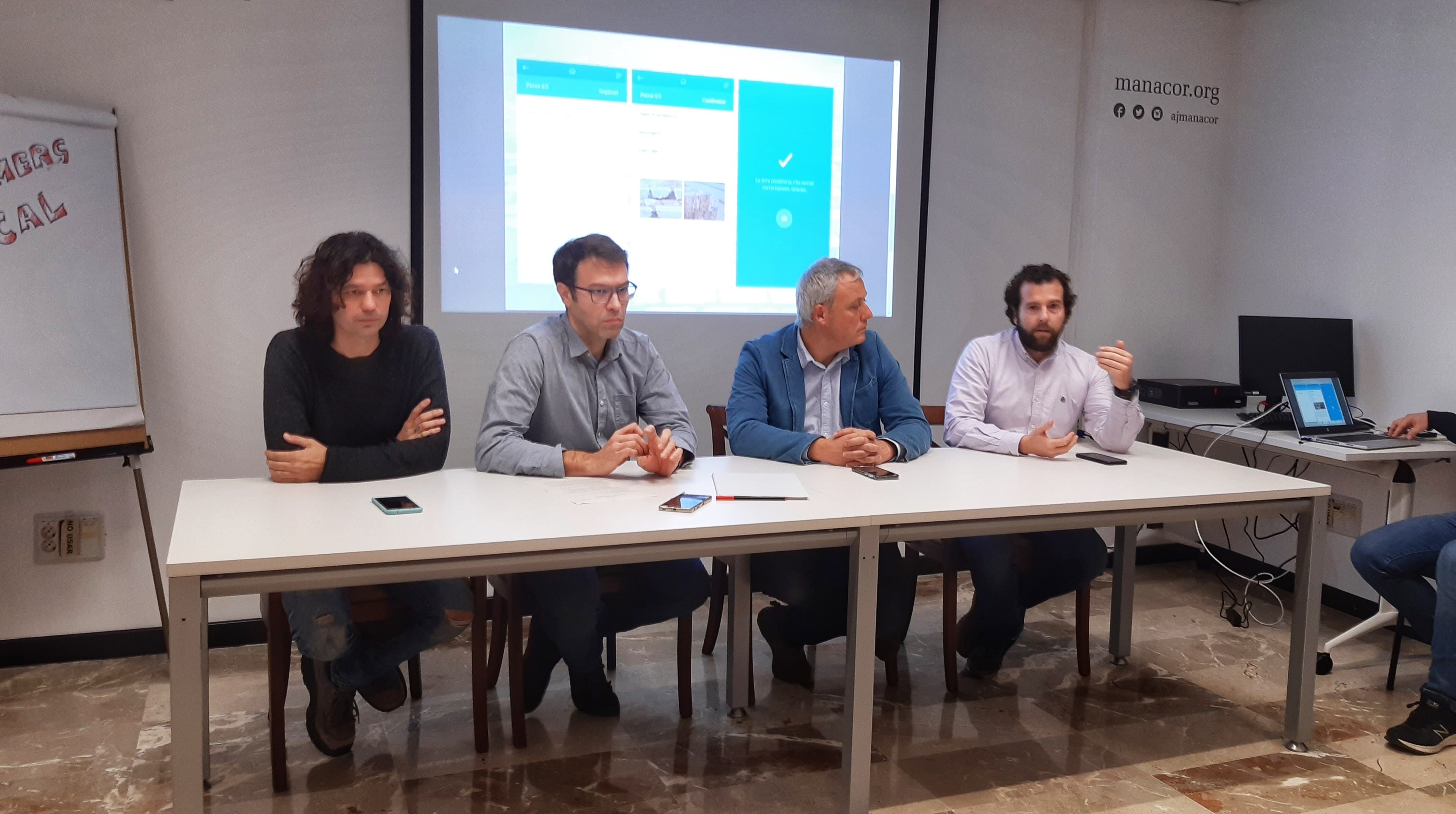 D'esquerra a dreta, Carles Grimalt, Miquel Oliver, Jaume Alzamora i Miquel Lluís Mestre durant la presentació de l'app El Teu Ajuntament.