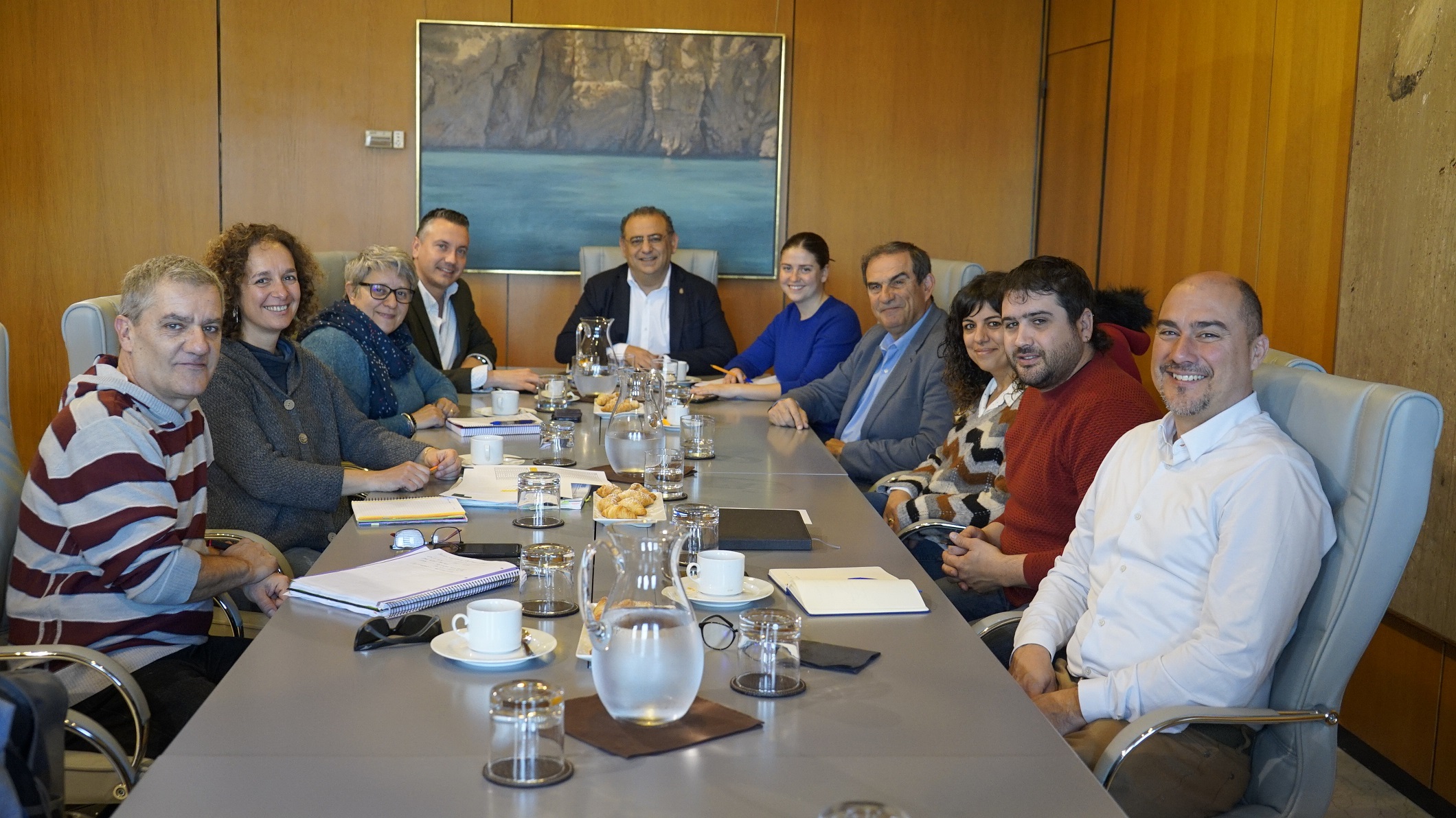 La vicepresidenta y consellera de Sostenibilitat y Medi Ambient Aurora Ribot i el alcalde Calvià Alfonso Rodríguez con sus respectivos equipos de trabajo.