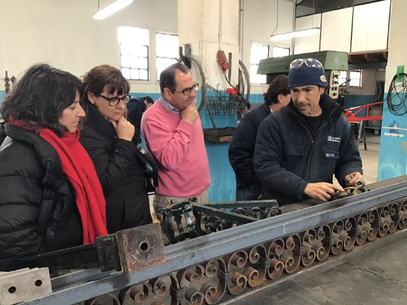 Visita al taller de la brigada de Patrimoni del Consell de Mallorca (restauració d'una barana)
