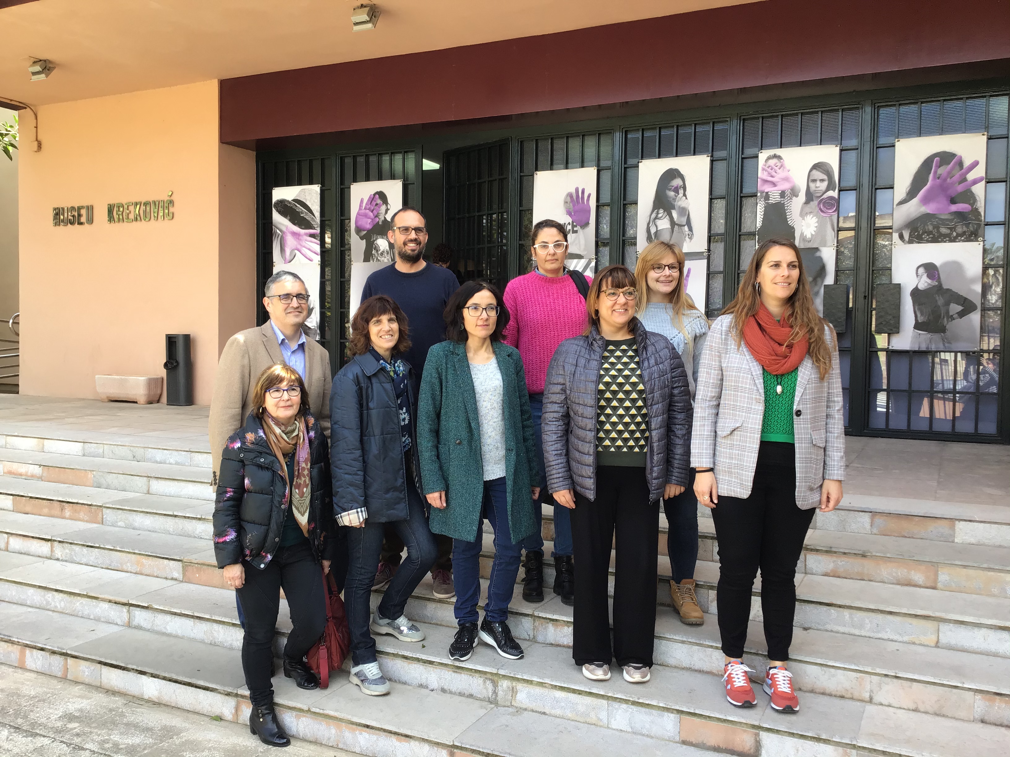 Foto de família Departament de Cultura, Museu Krekovic i personal docent IES Nou Llevant