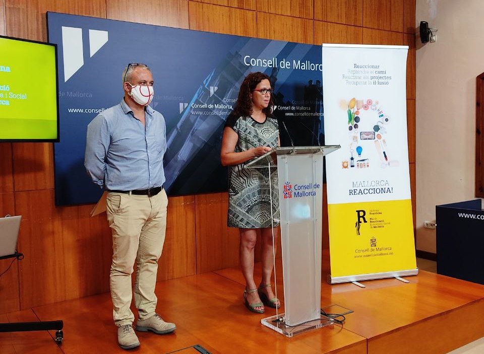 La presidenta Catalina Cladera i el conseller Jaume Alzamora durant la roda de premsa de presentació de les ajudes per a actuacions dels PAESC de Mallorca.