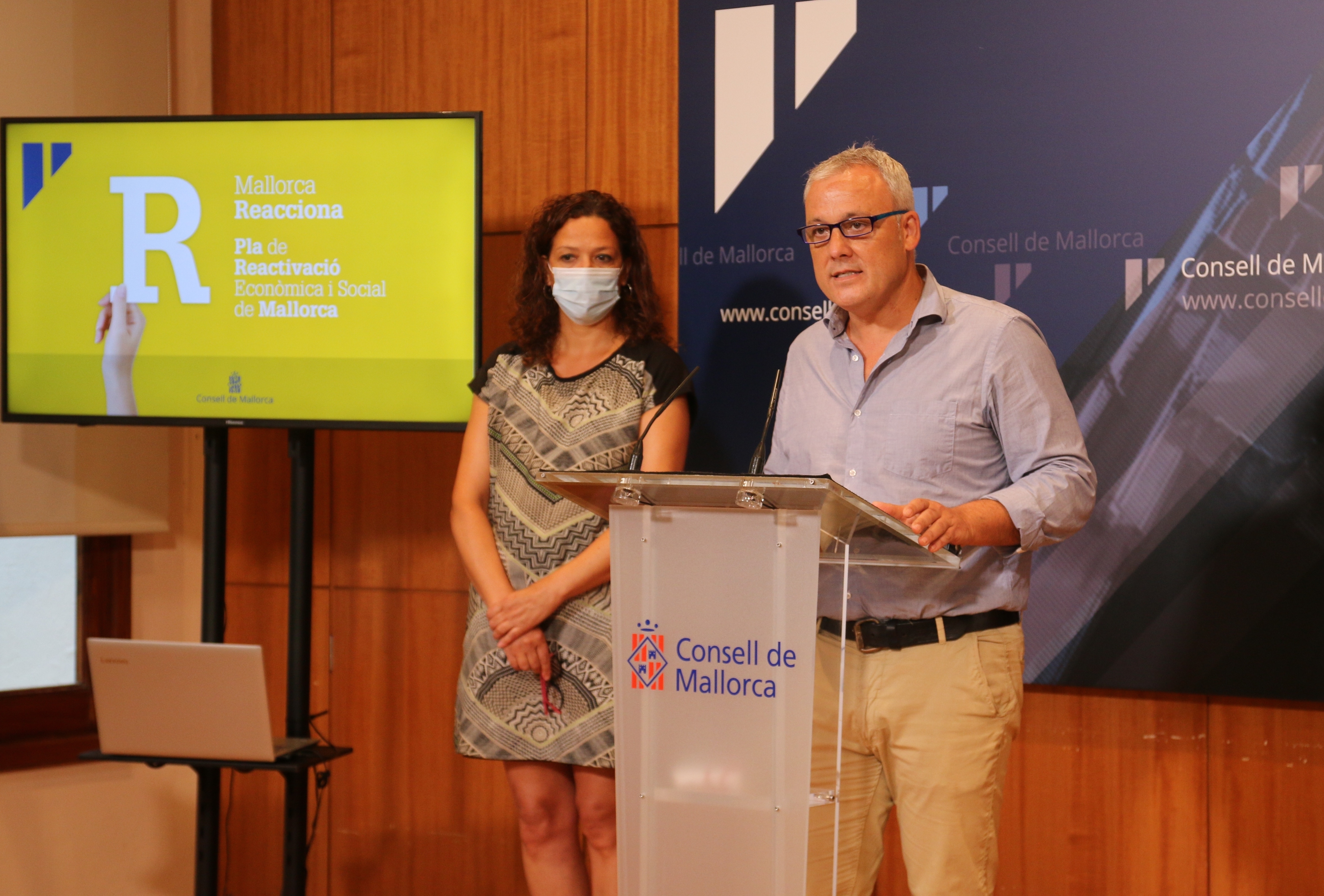 La presidenta Catalina Cladera i el conseller Jaume Alzamora durant la roda de premsa de presentació de les ajudes per a actuacions dels PAESC de Mallorca.