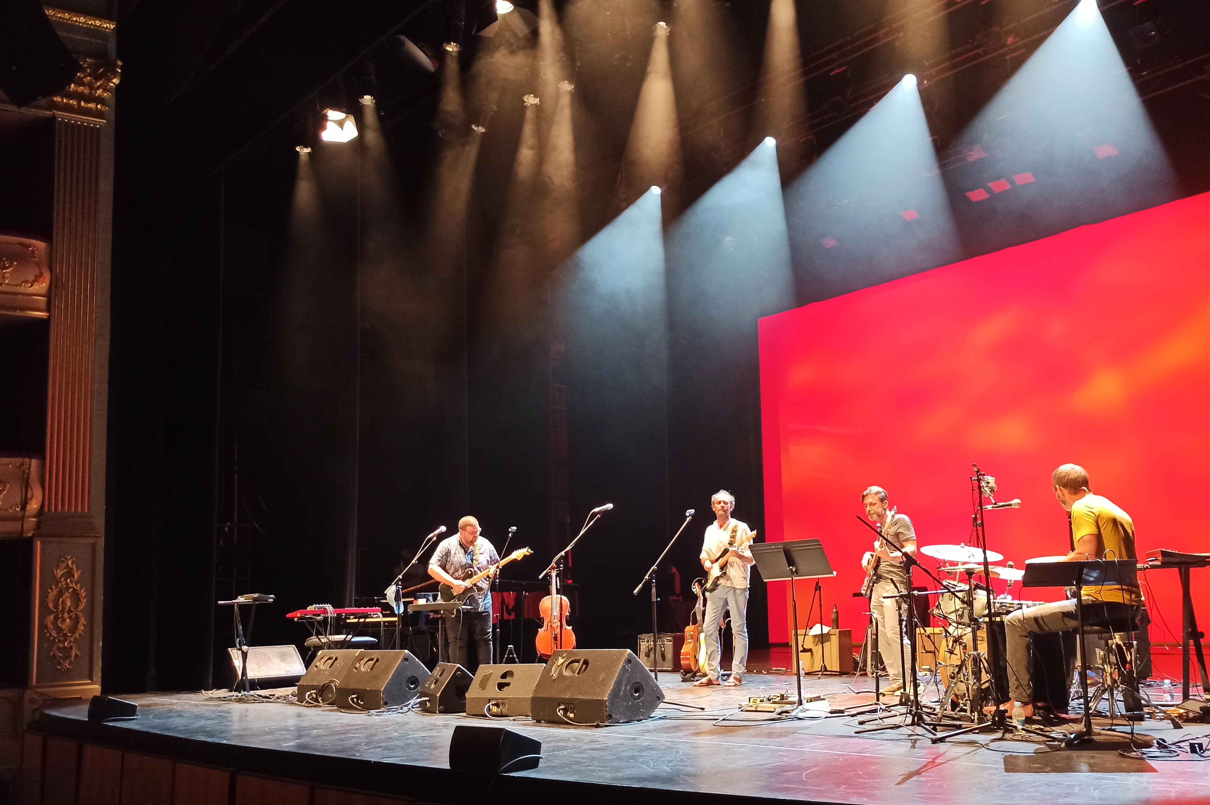 Moment del concert Miquel Serra i amics al Festival Fila U del Teatre Principal