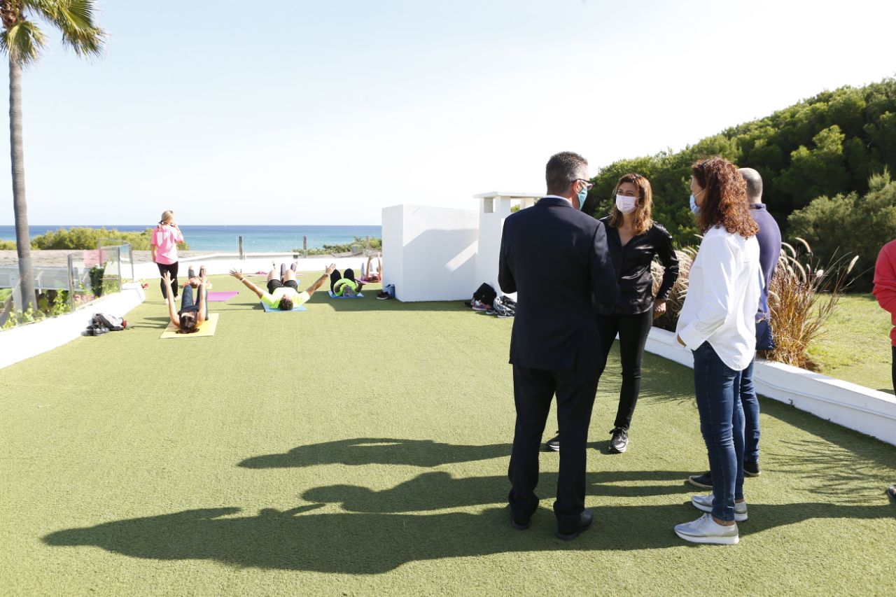 La presidenta Catalina Cladera i el conseller Andreu Serra han visitat les Jornades Esportives Familiars a Muro, on es desenvolupen fins a 20 modalitats esportives amb mesures preventives per la covid-19.