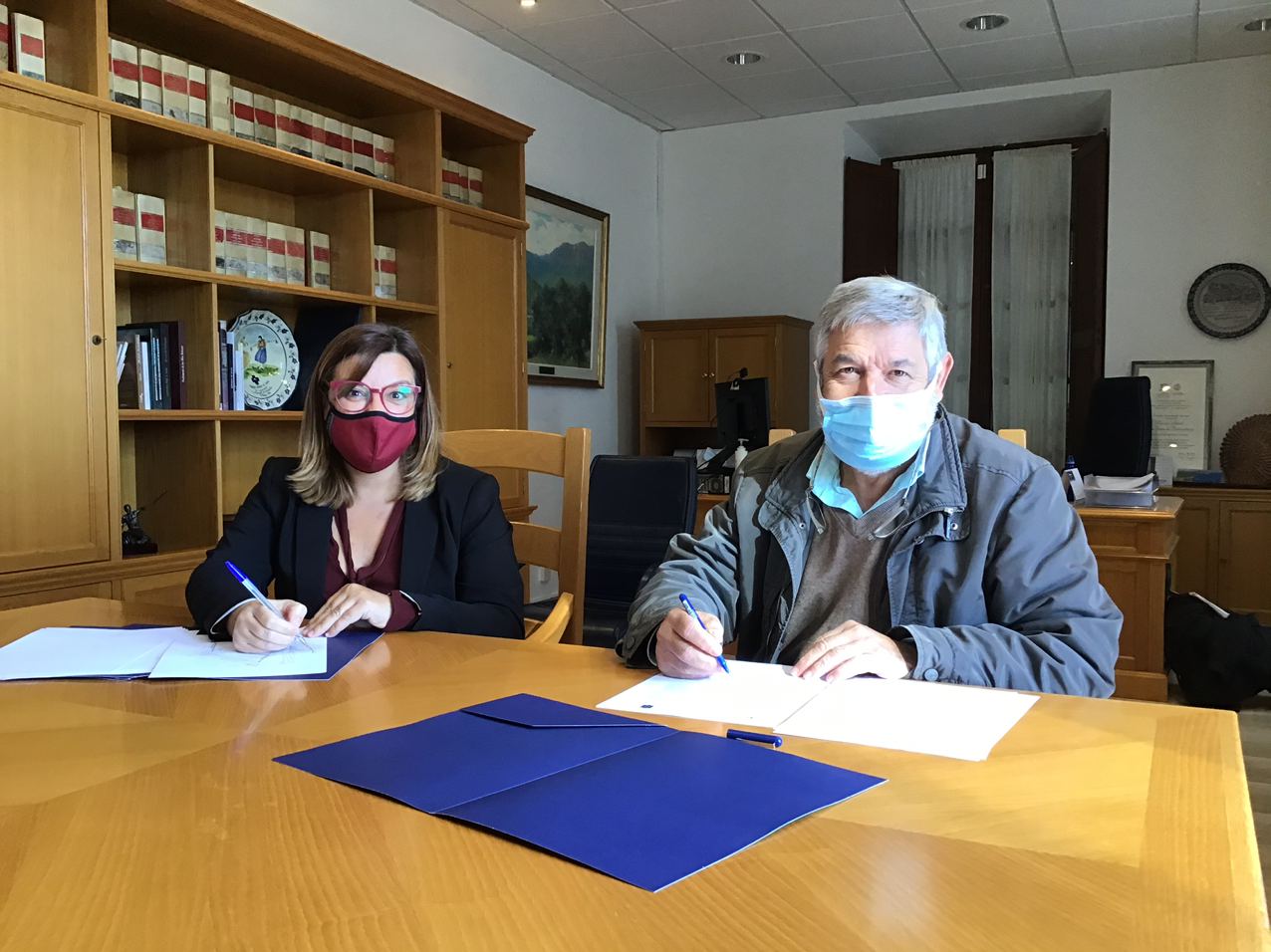 Signatura del conveni de restauració de la sínia de Can Fasser entre Bel Busquets i Joan Manera