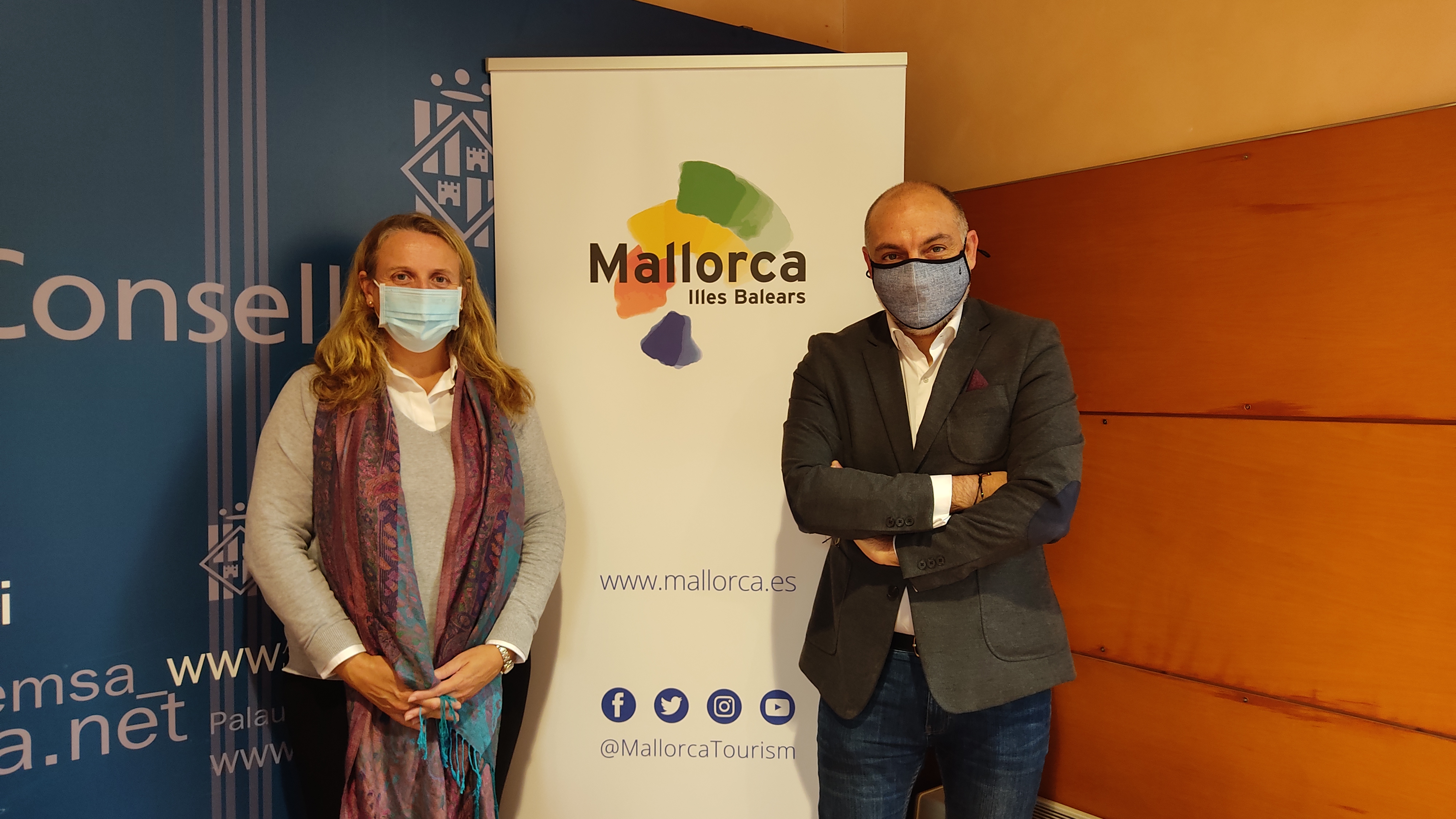 El conseller de Turisme i Esports, Andreu Serra, i la directora de Turisme del Consell de Mallorca, Lucía Escribano, han presentat la Mallorca Virtual Show.