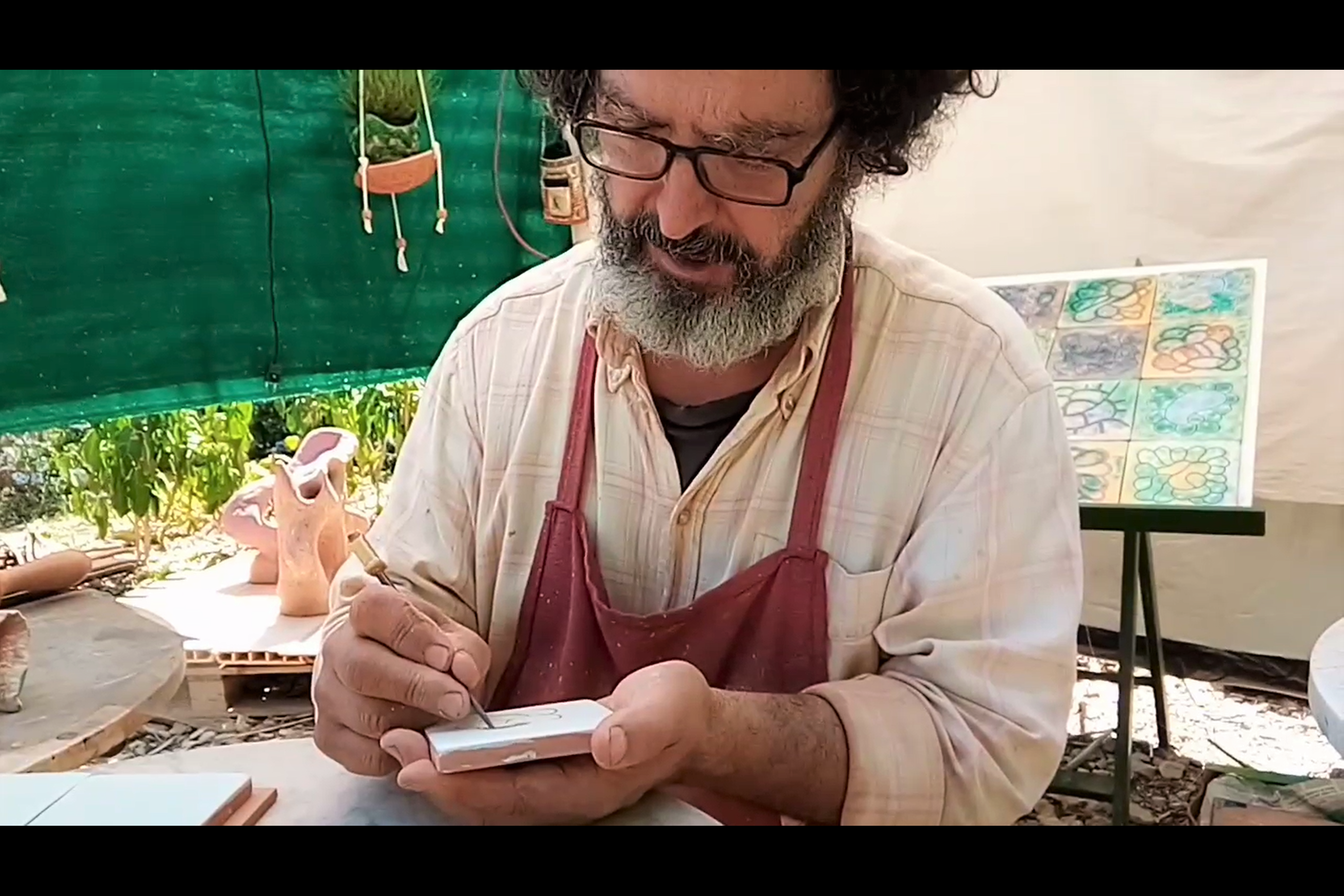 Imatge del vídeo enviat a la Ponència Tècnica d'Artesania: Jesús Galve Barrachina, artesà ceramista i pintor.