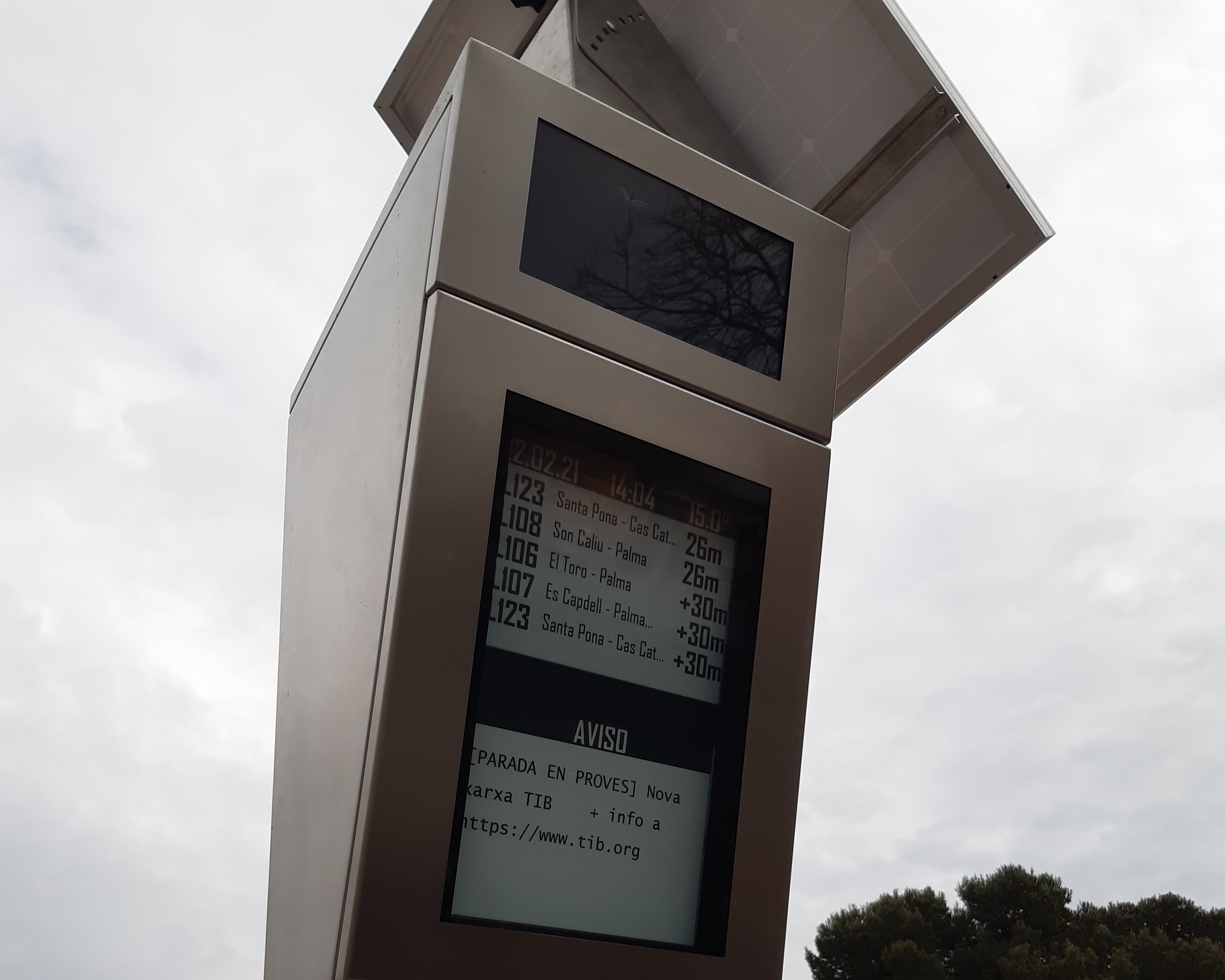 Los nuevos palos digitales en las paradas de la red del bus interurbano de Mallorca.
