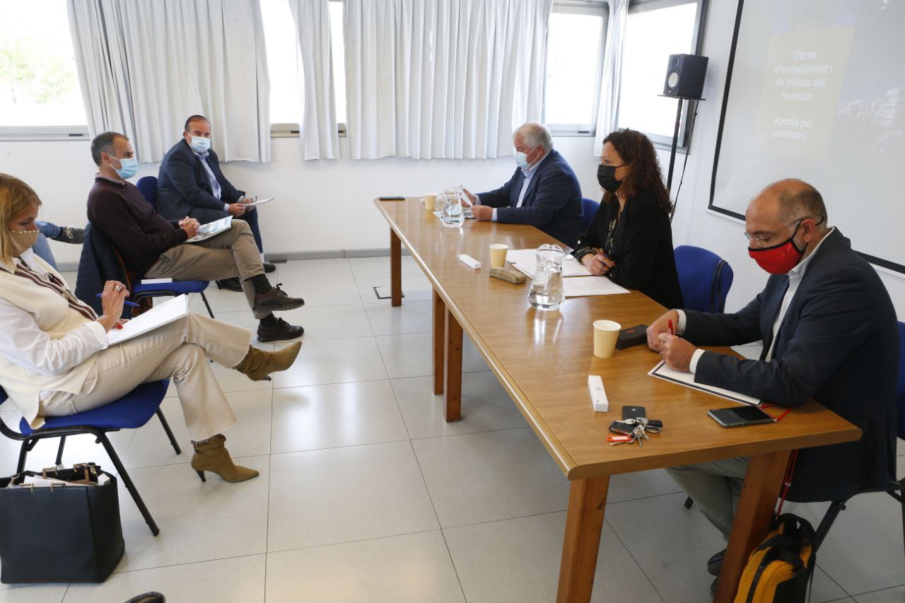 La presidenta Cladera i el conseller Serra es reuneixen amb el batle de Santa Margalida i el Consell Assessor de Turisme del municipi.