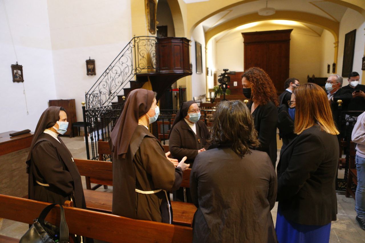 Visita al retaule restaurat al Convent de les Caputxines de Palma.