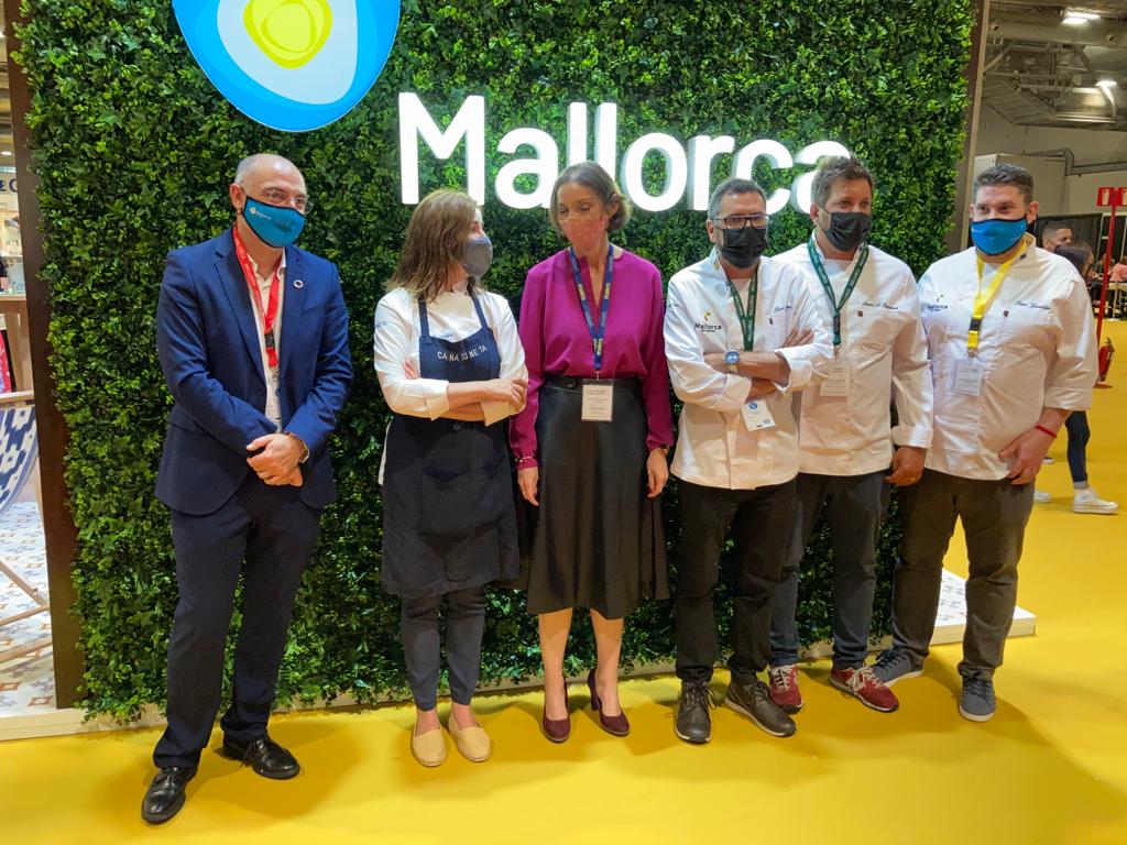 La ministra Maroto i el conseller Serra amb representants de les empreses locals i el professionals de la restauració presents a Madrid Fusión, entre ells, Maria Solivellas.