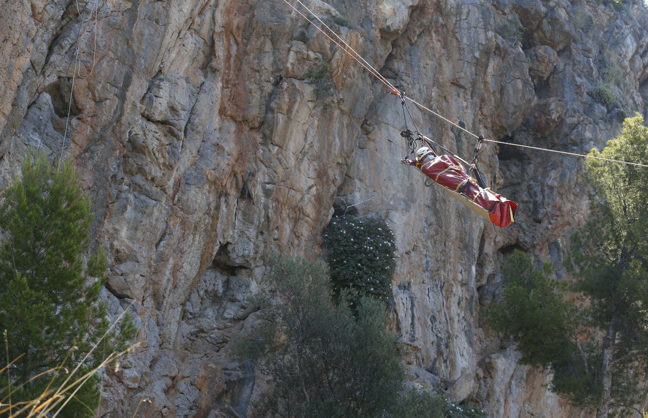 El Grup de Rescat de Muntanya dels Bombers de Mallorca durant un rescat.