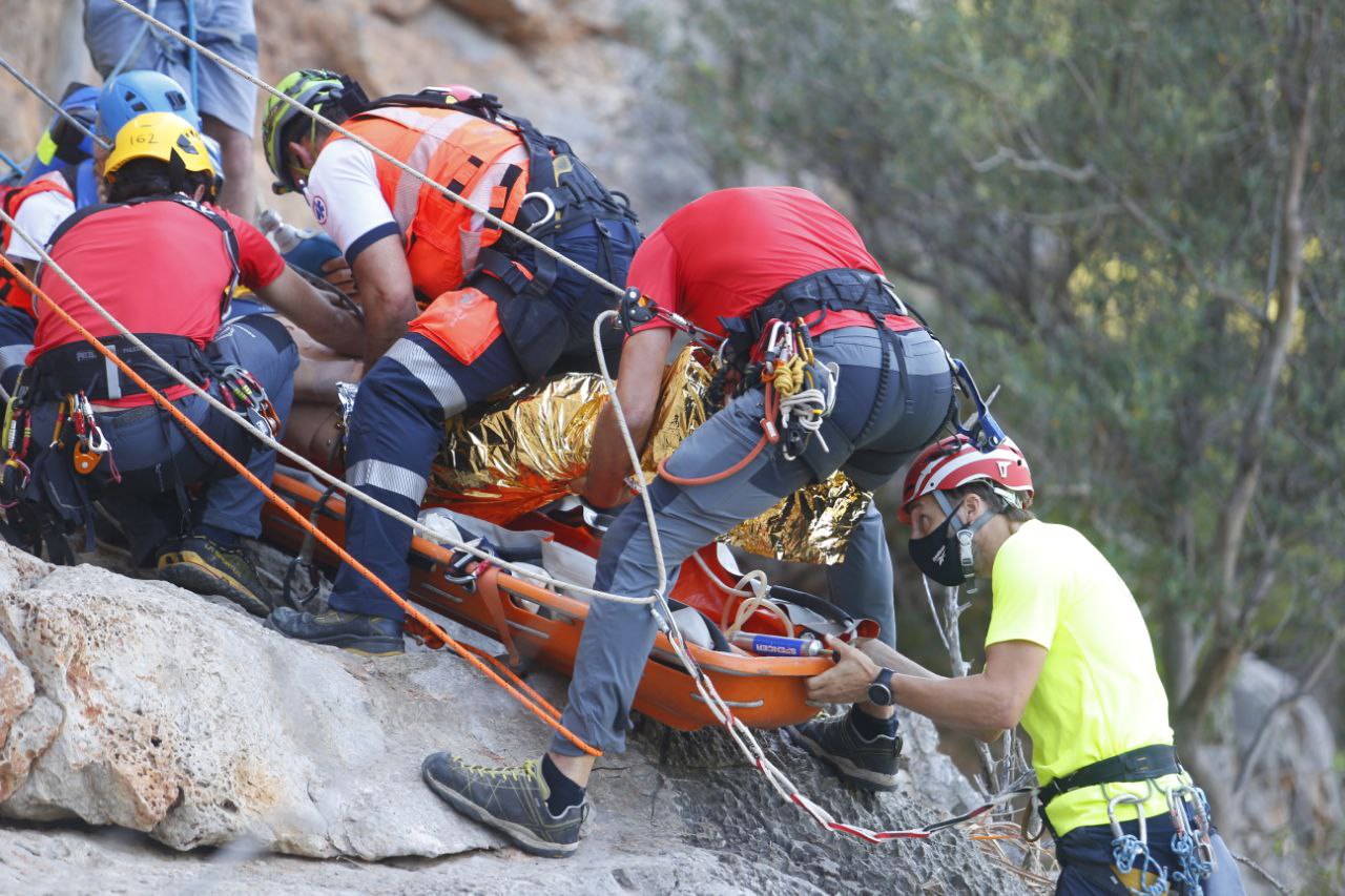 Exercici de tècniques de rescat sanitari de muntanya dels Bombers de Mallorca i el SAMU 061.