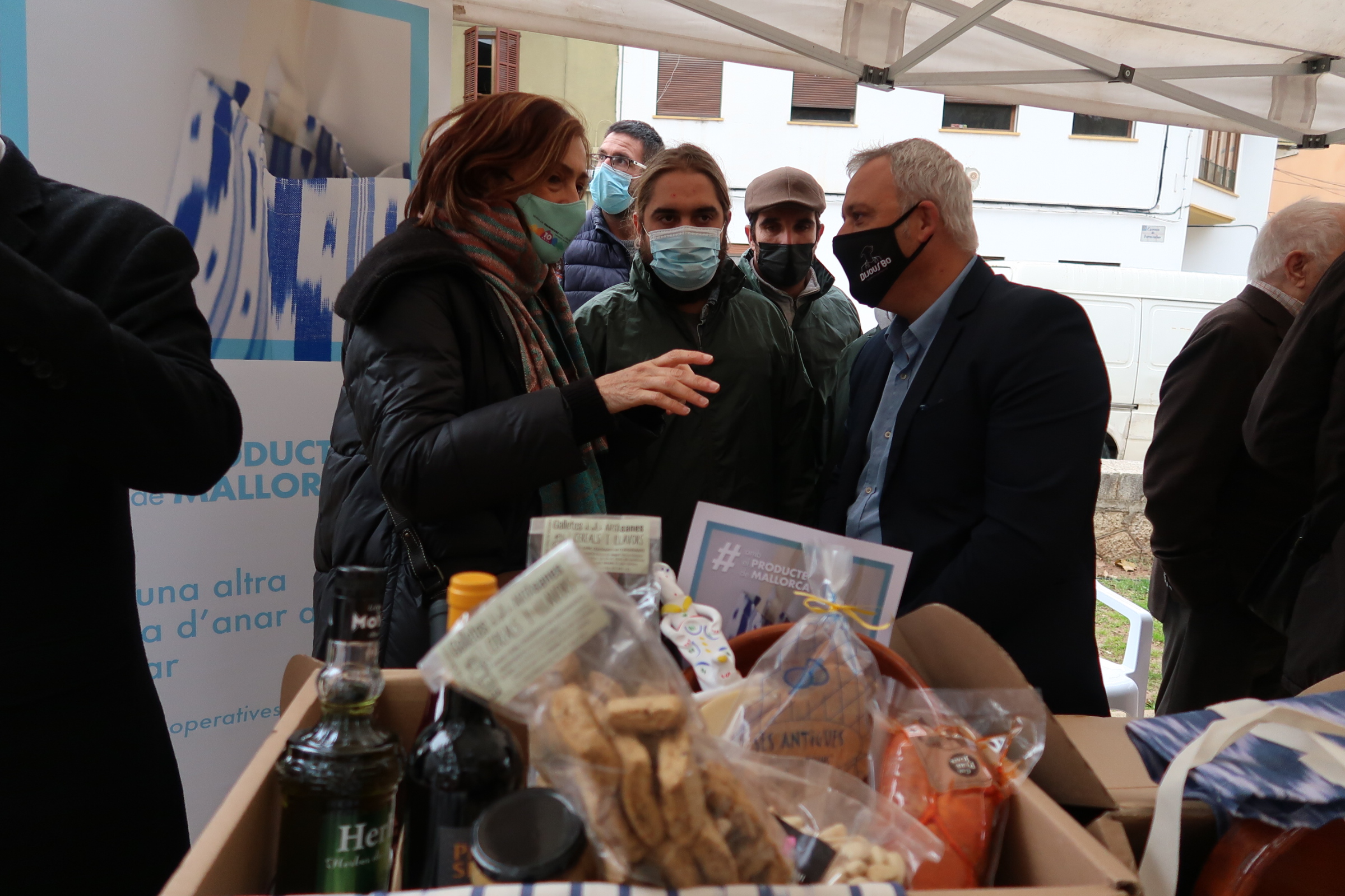 El conseller Alzamora ha visitat la paradeta de les Cooperatives Agroalimentàries, dedicada a la campanya «Amb el producte de Mallorca.